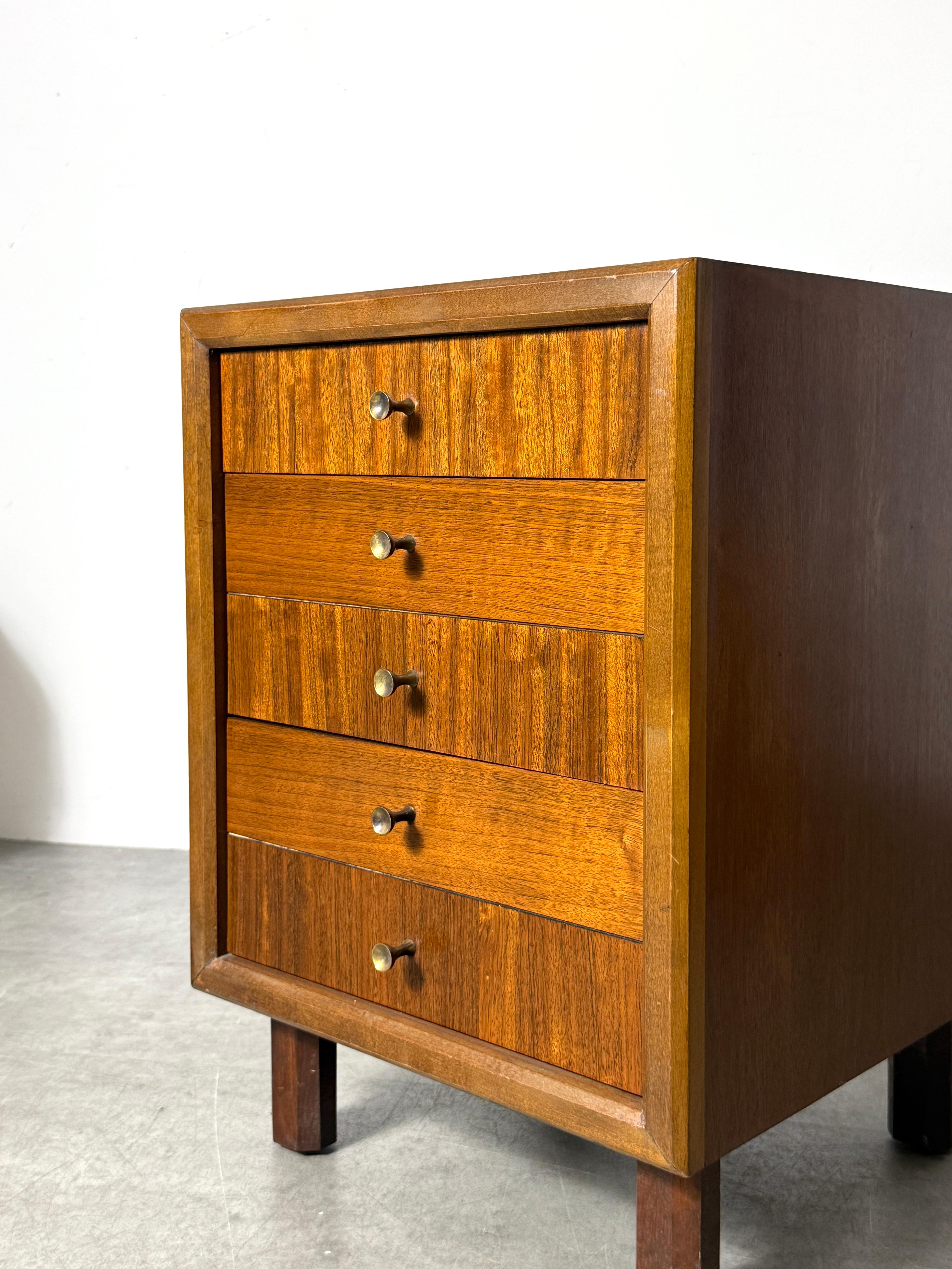 Laiton Coffre de table d'appoint à 3 tiroirs en noyer avec poignées en forme de sablier en laiton 1960s en vente