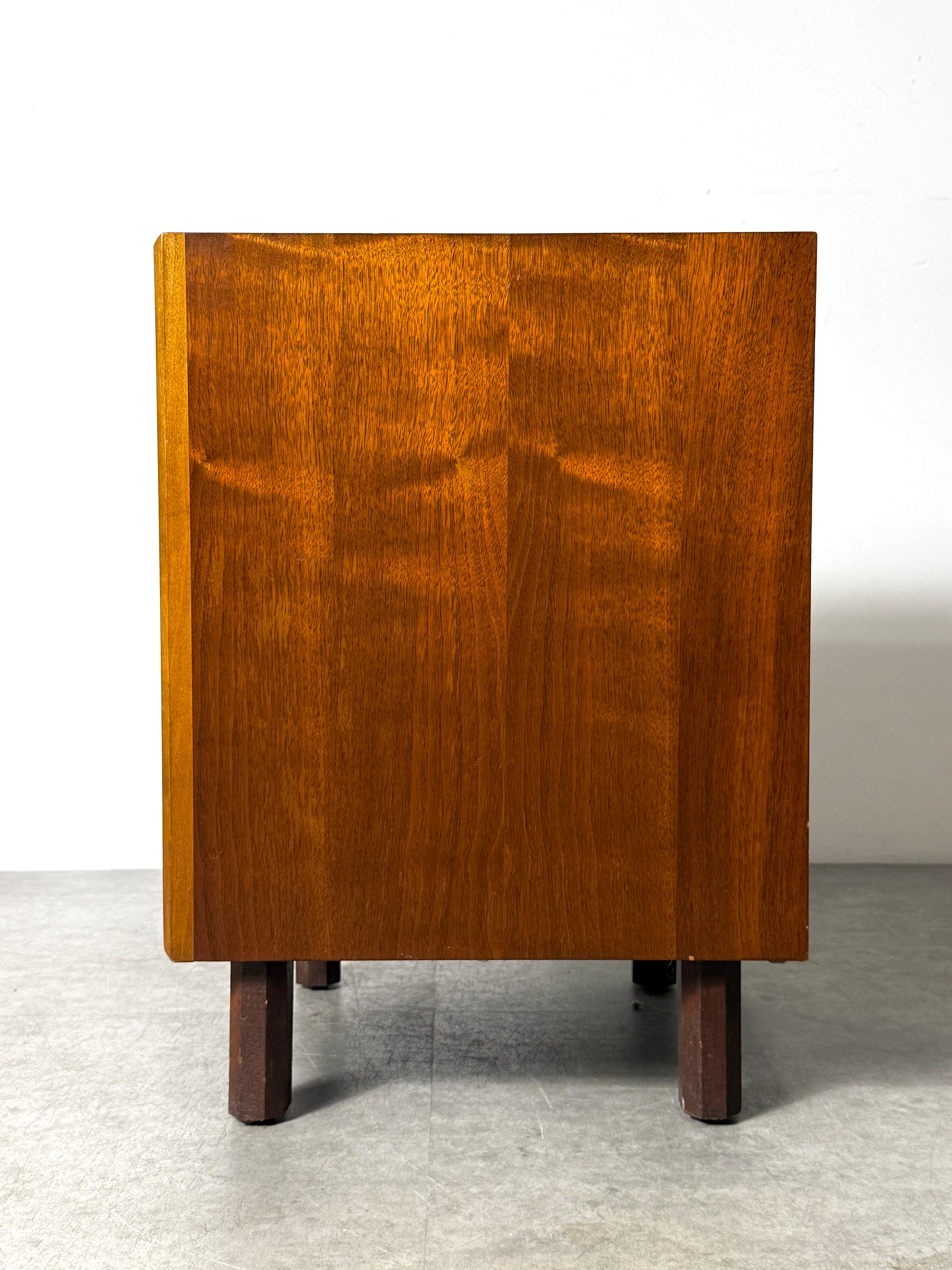 Coffre de table d'appoint à 3 tiroirs en noyer avec poignées en forme de sablier en laiton 1960s en vente 1
