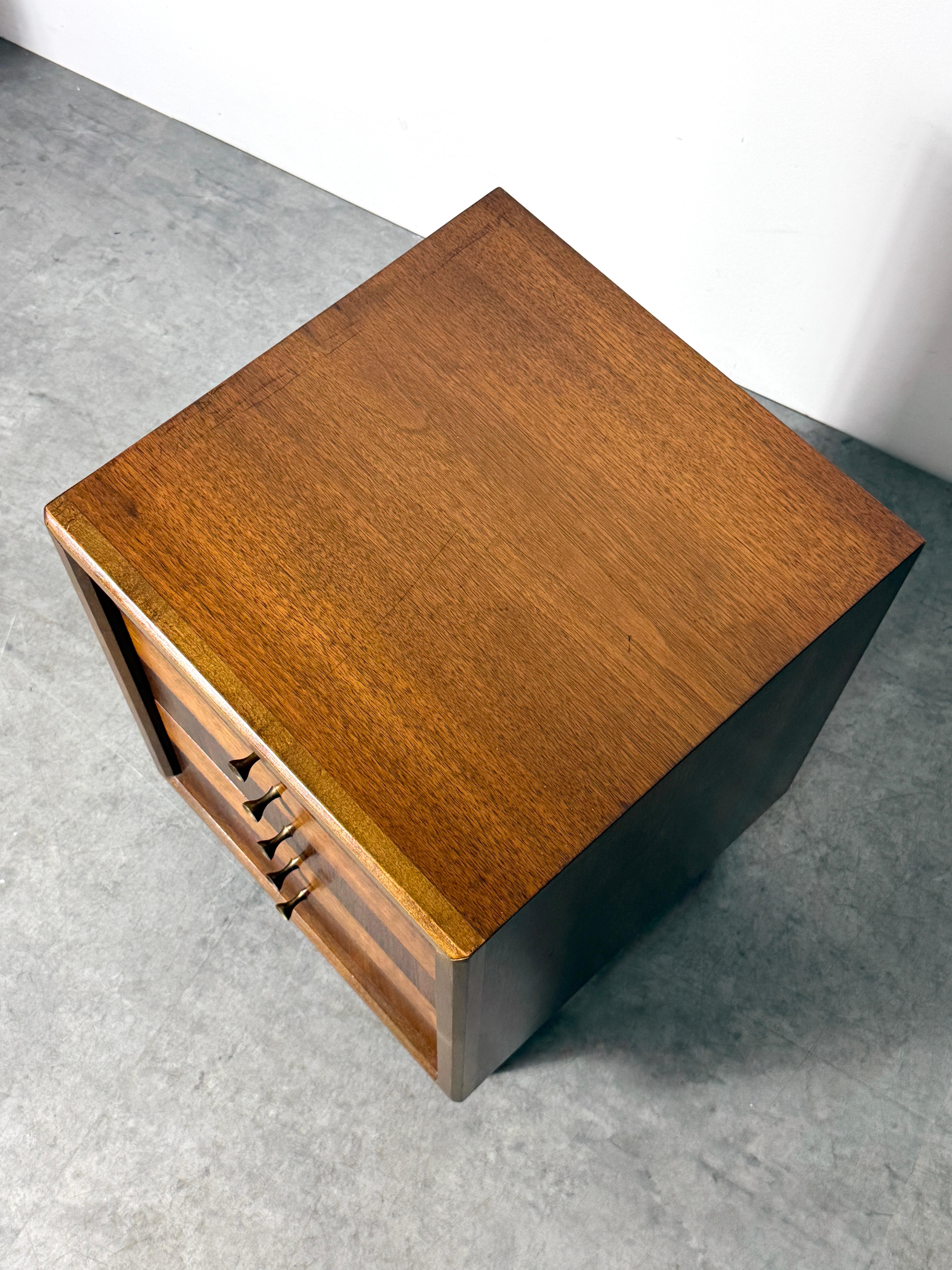 Coffre de table d'appoint à 3 tiroirs en noyer avec poignées en forme de sablier en laiton 1960s en vente 2