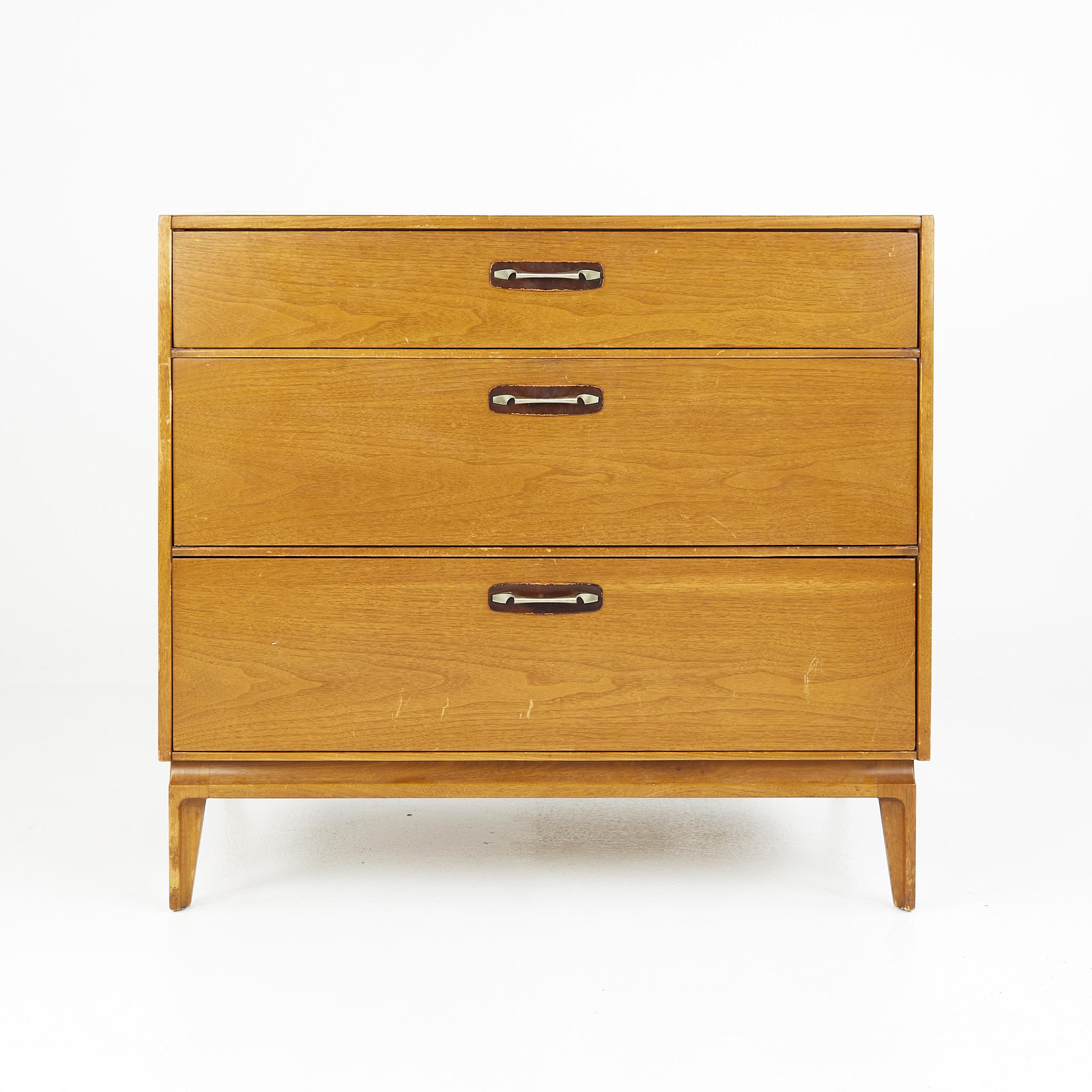 Comò a 3 cassetti in noce del Medioevo

Questo comò misura: 34,25 larghezza x 20 profondità x 31 pollici di altezza

Tutti i mobili possono essere acquistati in quelle che noi chiamiamo condizioni vintage restaurate. Ciò significa che il pezzo viene