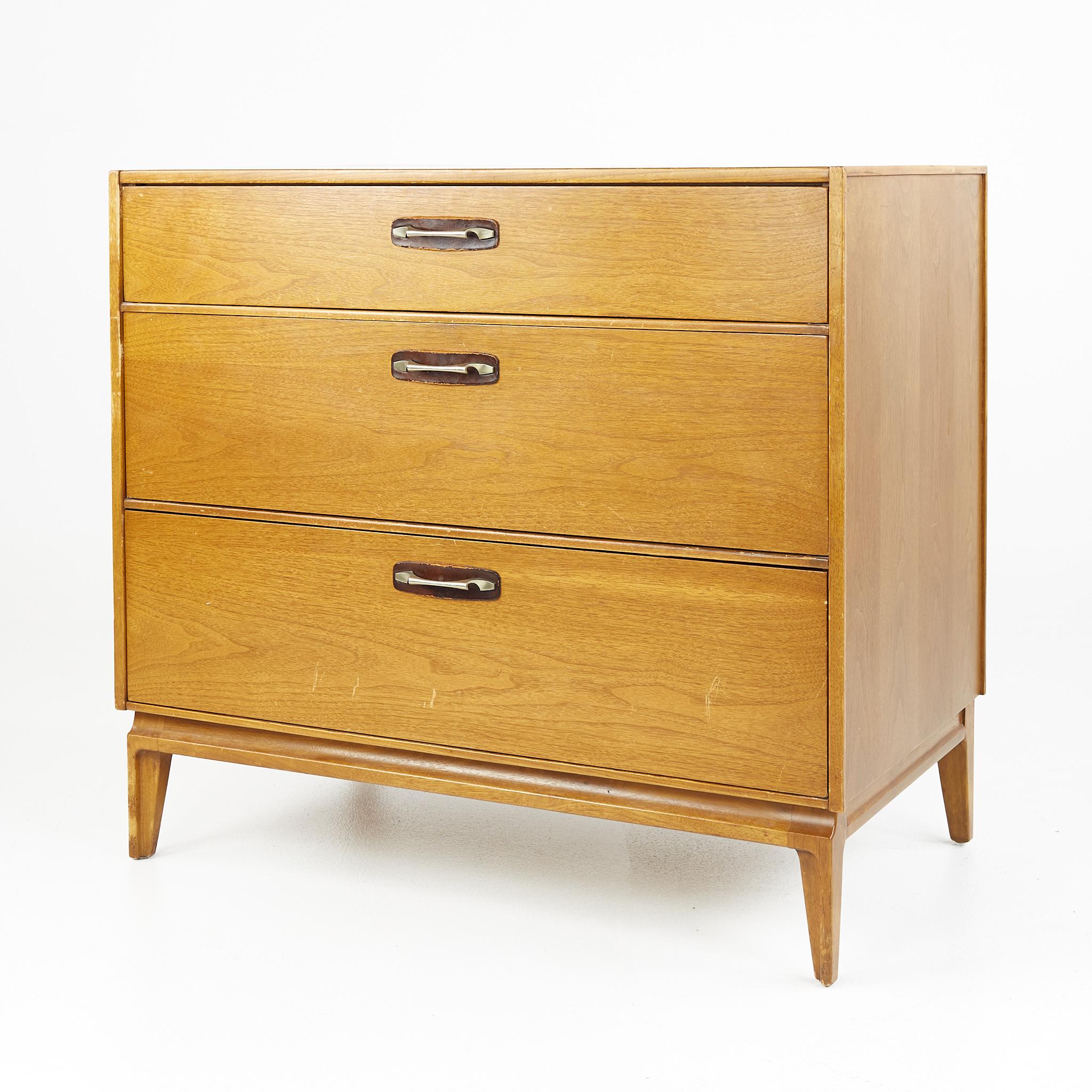 Mid-Century Modern Commode 3 tiroirs en noyer du milieu du siècle en vente