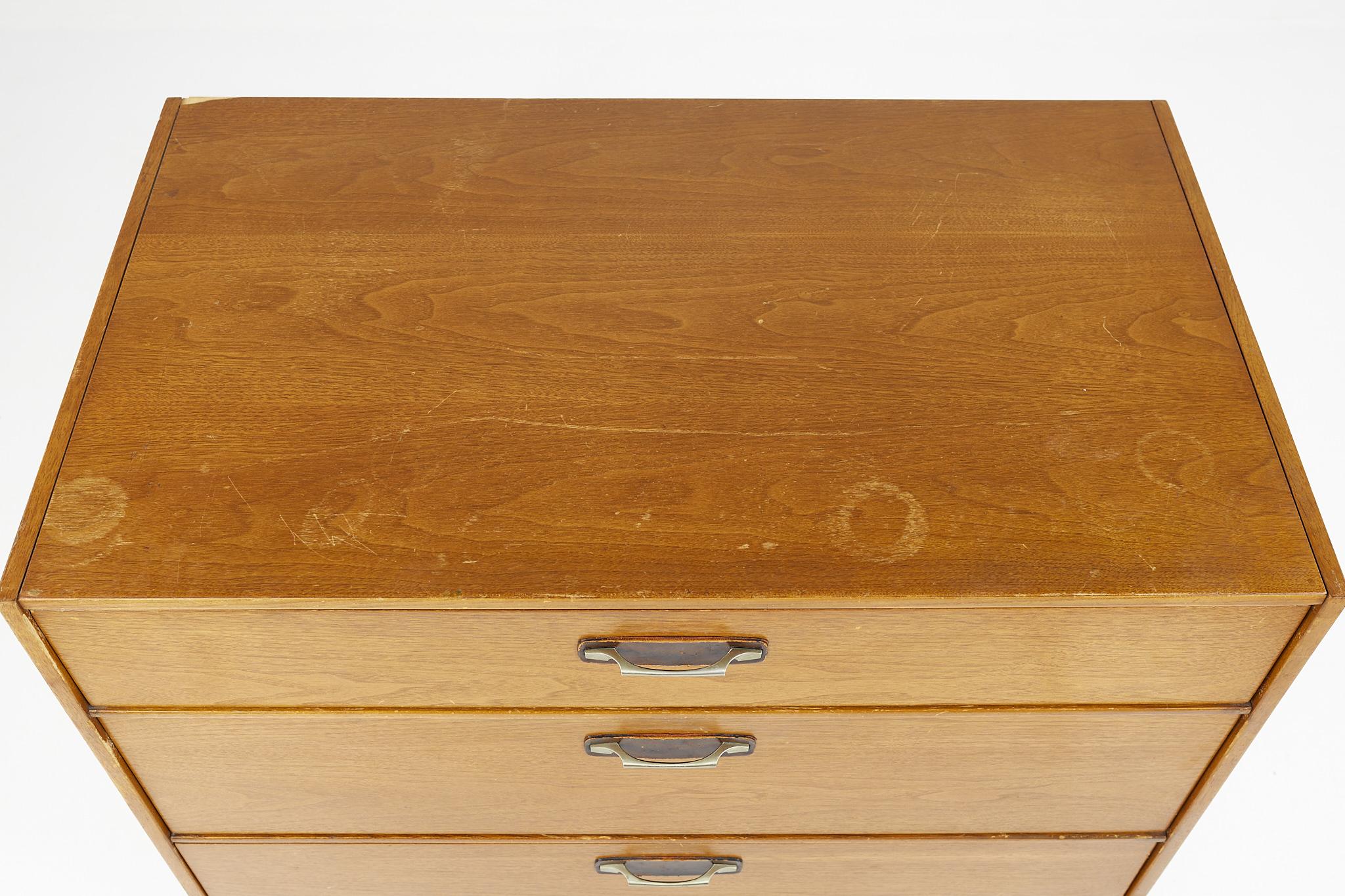 Mid Century Nussbaum 3 Schubladen Kommode (Ende des 20. Jahrhunderts) im Angebot