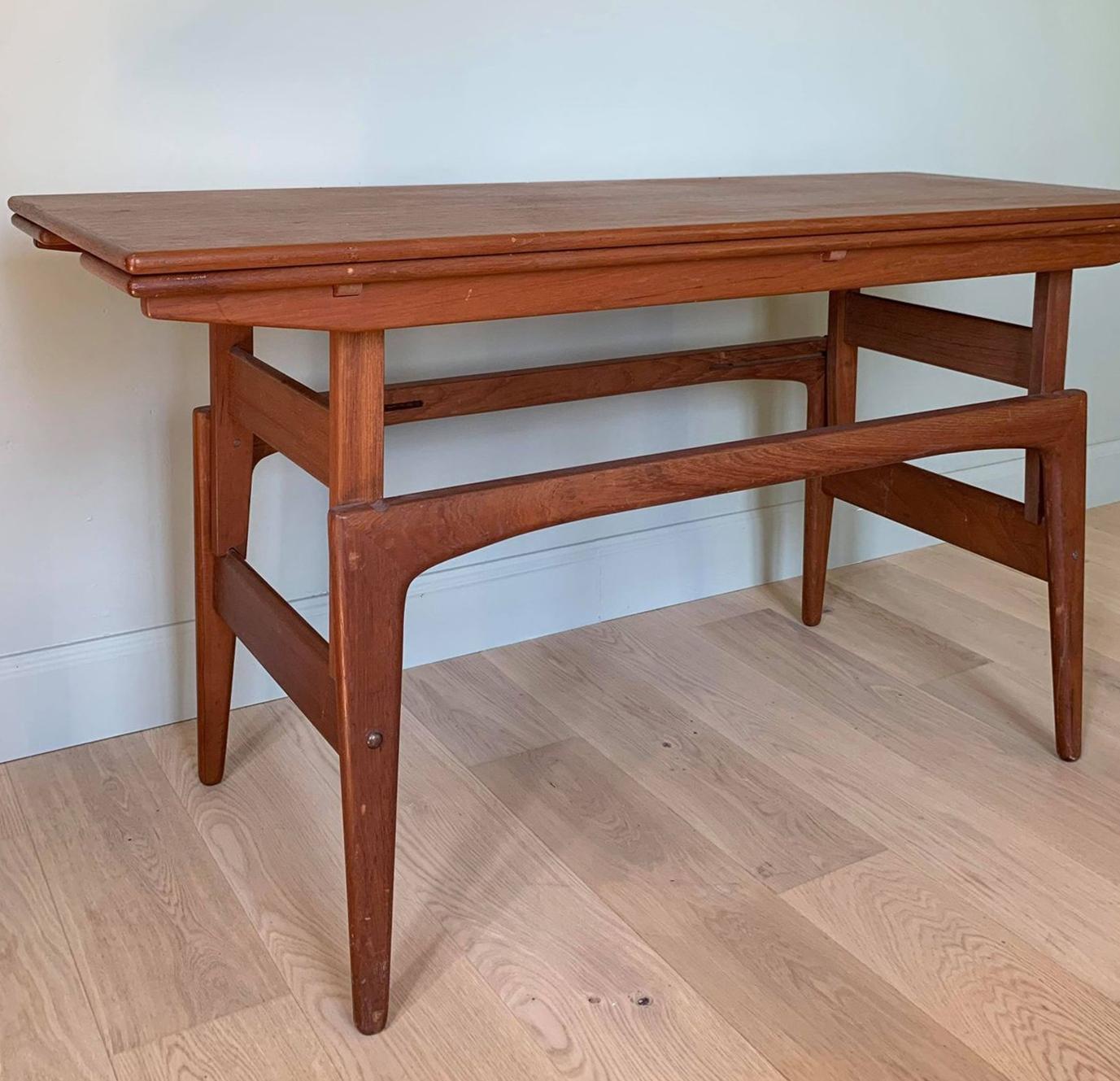 Mid-century 3 fonctions table/console/coffee table model ''Rio'' by Kai Kristiansen - Denmark 1960s
Dimensions :
Coffee table (open) : 90 x 135 H. 54cm
Coffee table (closed) : 54 x 90 H. 54 cm
Dining table (open) : 90 x 135 H. 72 cm
Console 54