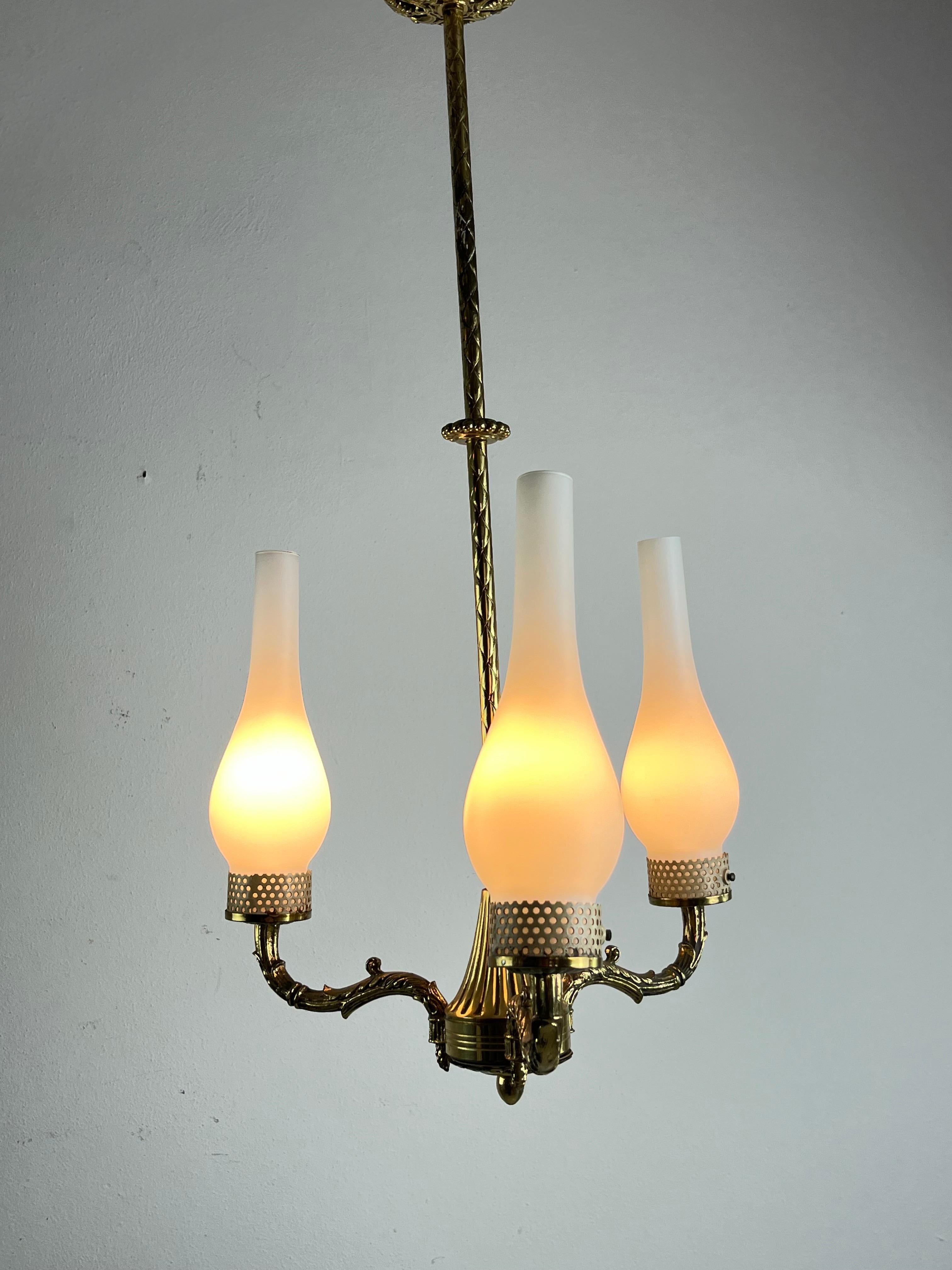 Mid-Century 3-light chandelier in brass and opaline glass attributed to Stilnovo, 1950s
Intact and in good condition, small signs of aging. Lamp socket
 e14.

We guarantee adequate packaging and will ship via DHL, insuring the contents against any