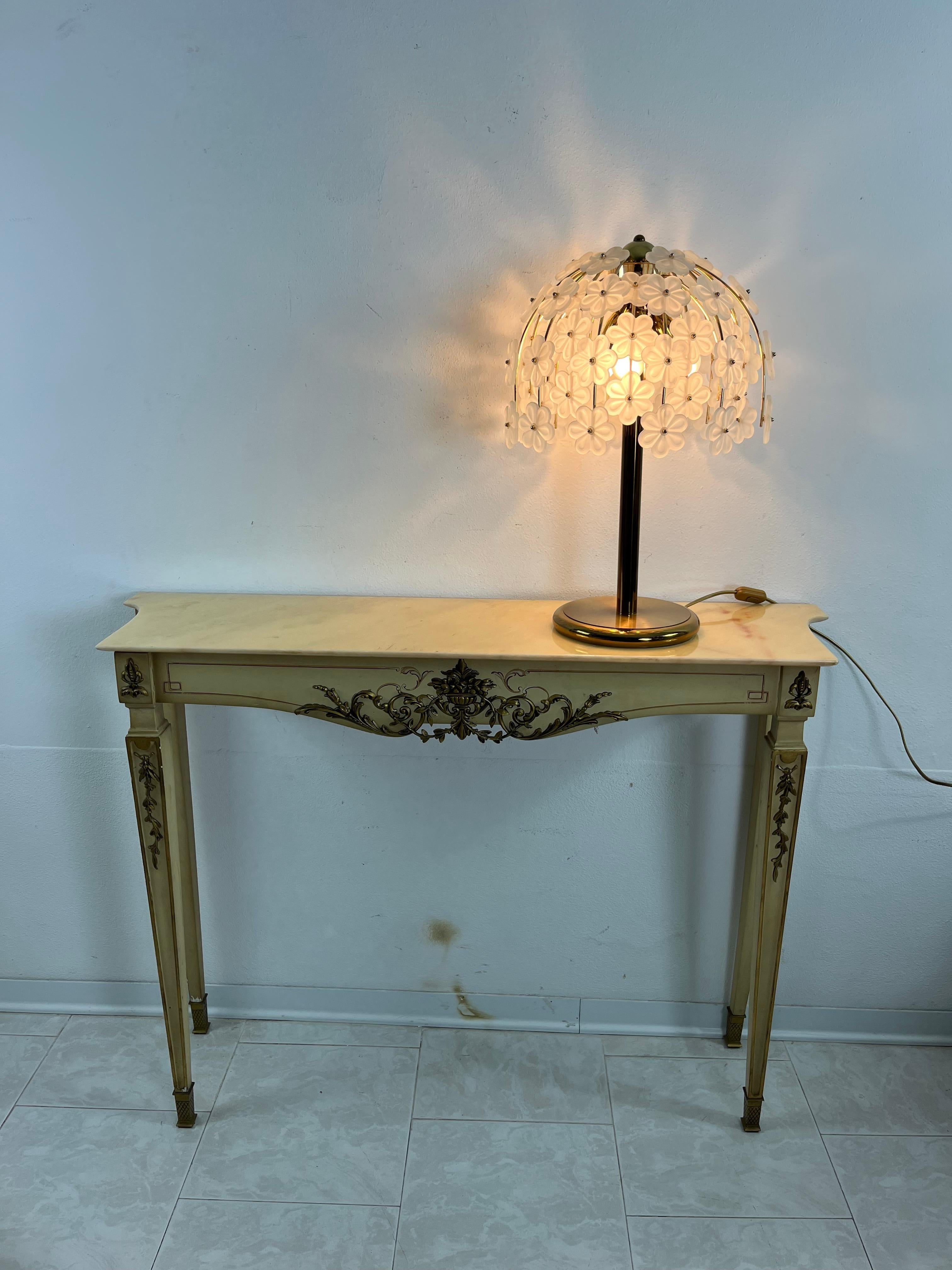 Lampe de bureau à 3 lumières avec fleurs en verre de Murano opalin, années 1960, 55 cm de haut en vente 4