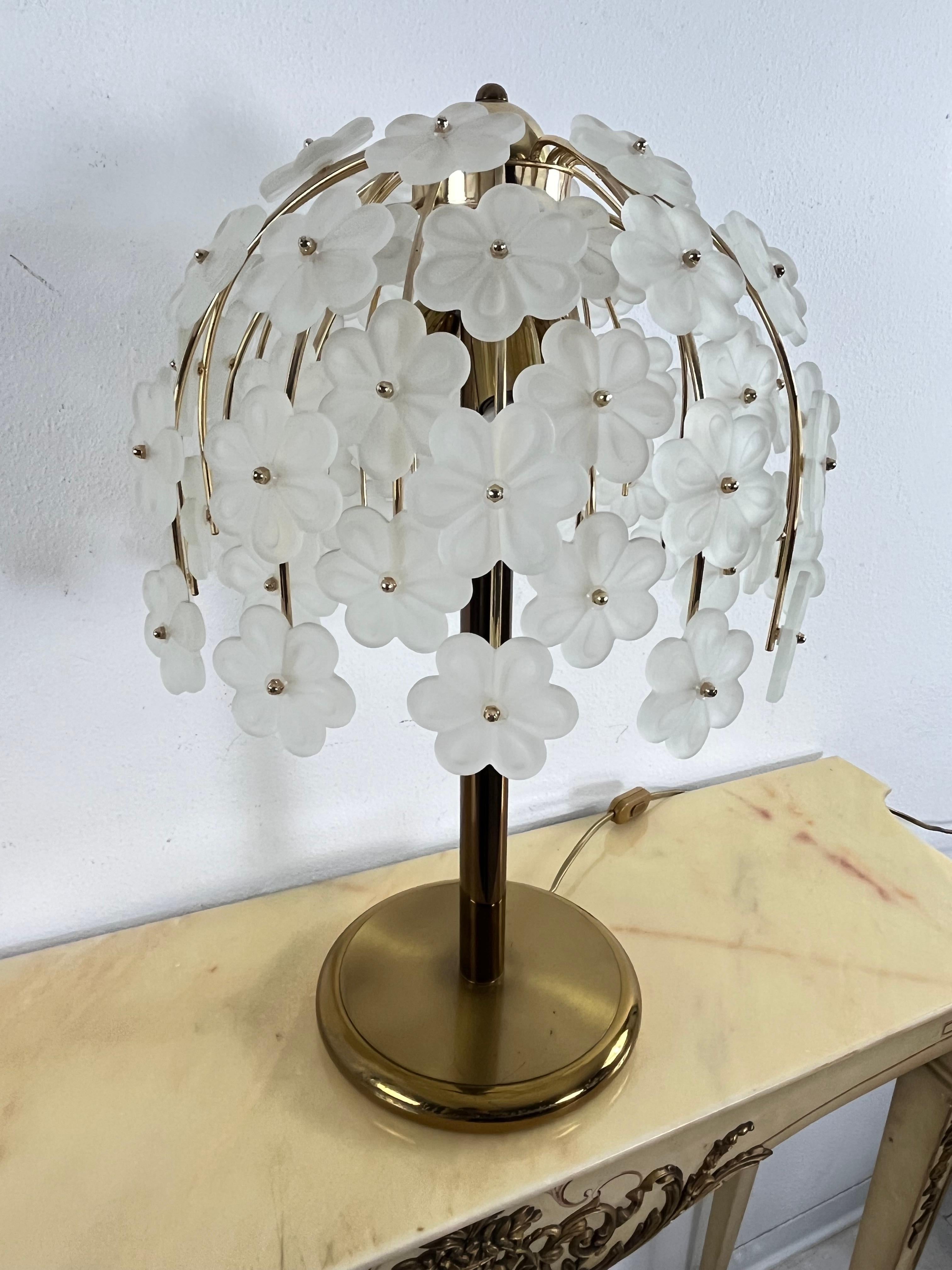 Lampe de table à 3 lumières du milieu du siècle avec des fleurs opalines en verre de Murano, 1960s
Intact et en bon état. Hauteur 55 cm.
 Lampe E14. Structure métallique.

Nous garantissons une expédition immédiate avec un emballage adéquat et un