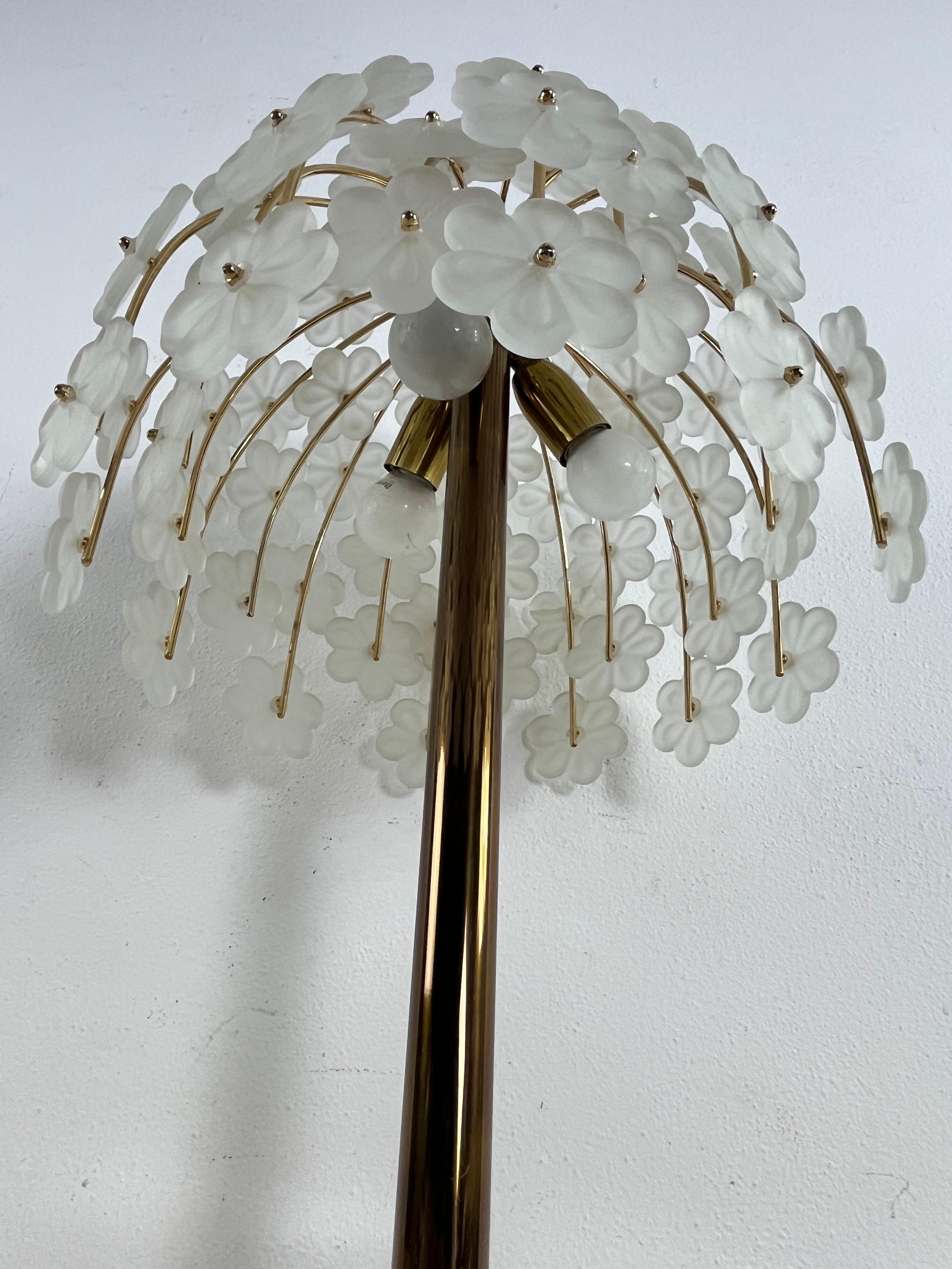 italien Lampe de bureau à 3 lumières avec fleurs en verre de Murano opalin, années 1960, 55 cm de haut en vente