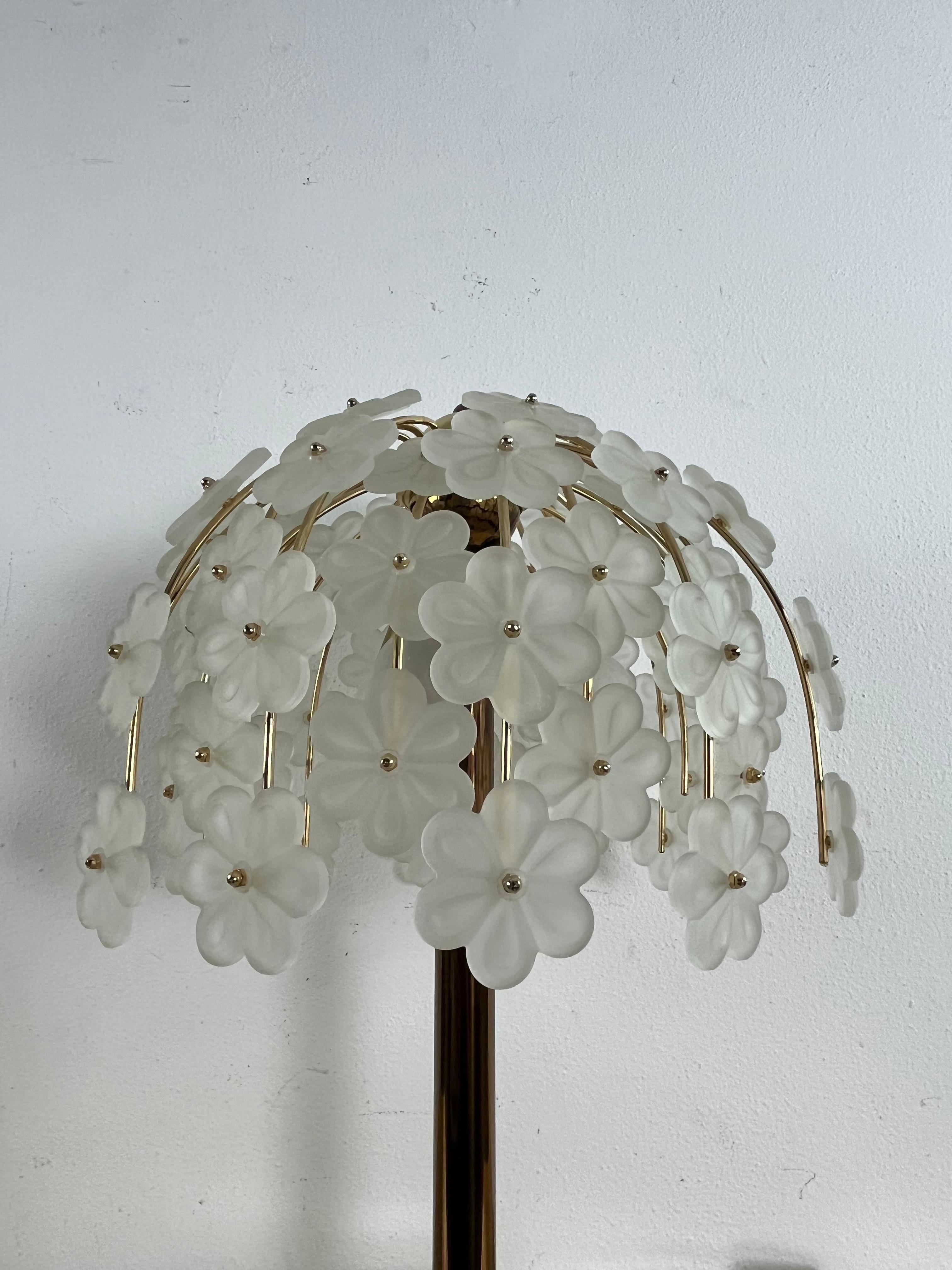 Lampe de bureau à 3 lumières avec fleurs en verre de Murano opalin, années 1960, 55 cm de haut Bon état - En vente à Palermo, IT