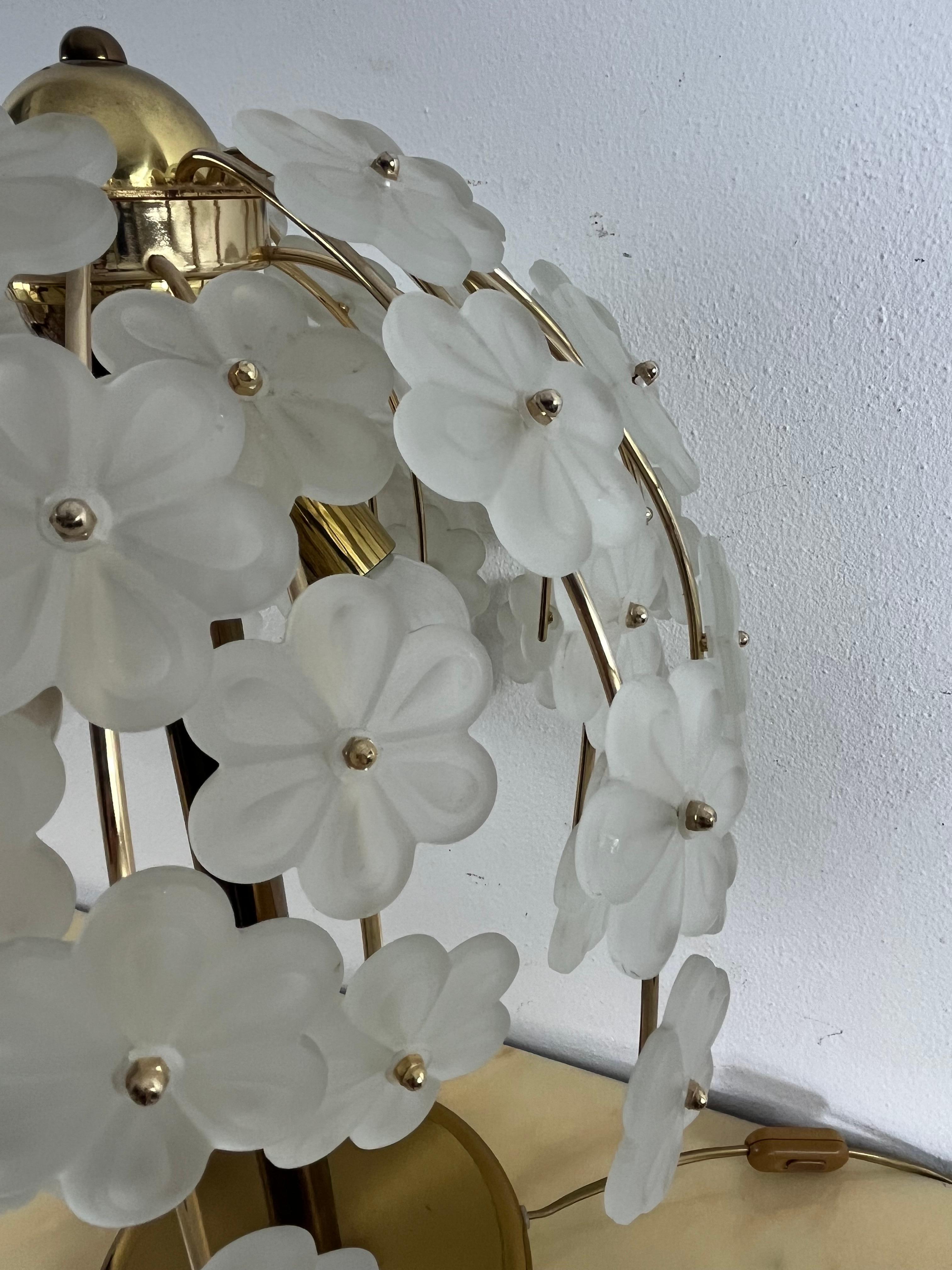 Milieu du XXe siècle Lampe de bureau à 3 lumières avec fleurs en verre de Murano opalin, années 1960, 55 cm de haut en vente