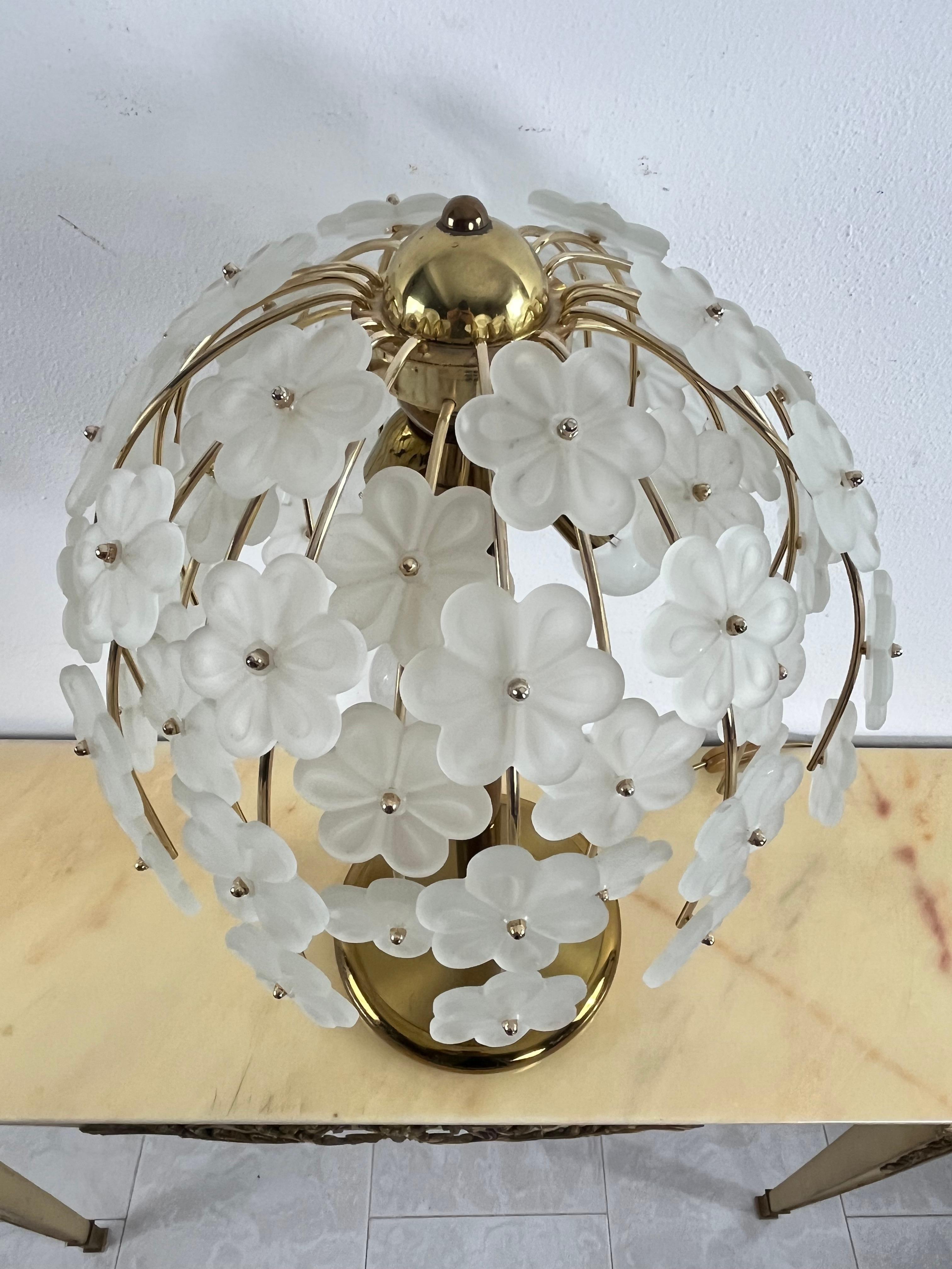 Métal Lampe de bureau à 3 lumières avec fleurs en verre de Murano opalin, années 1960, 55 cm de haut en vente