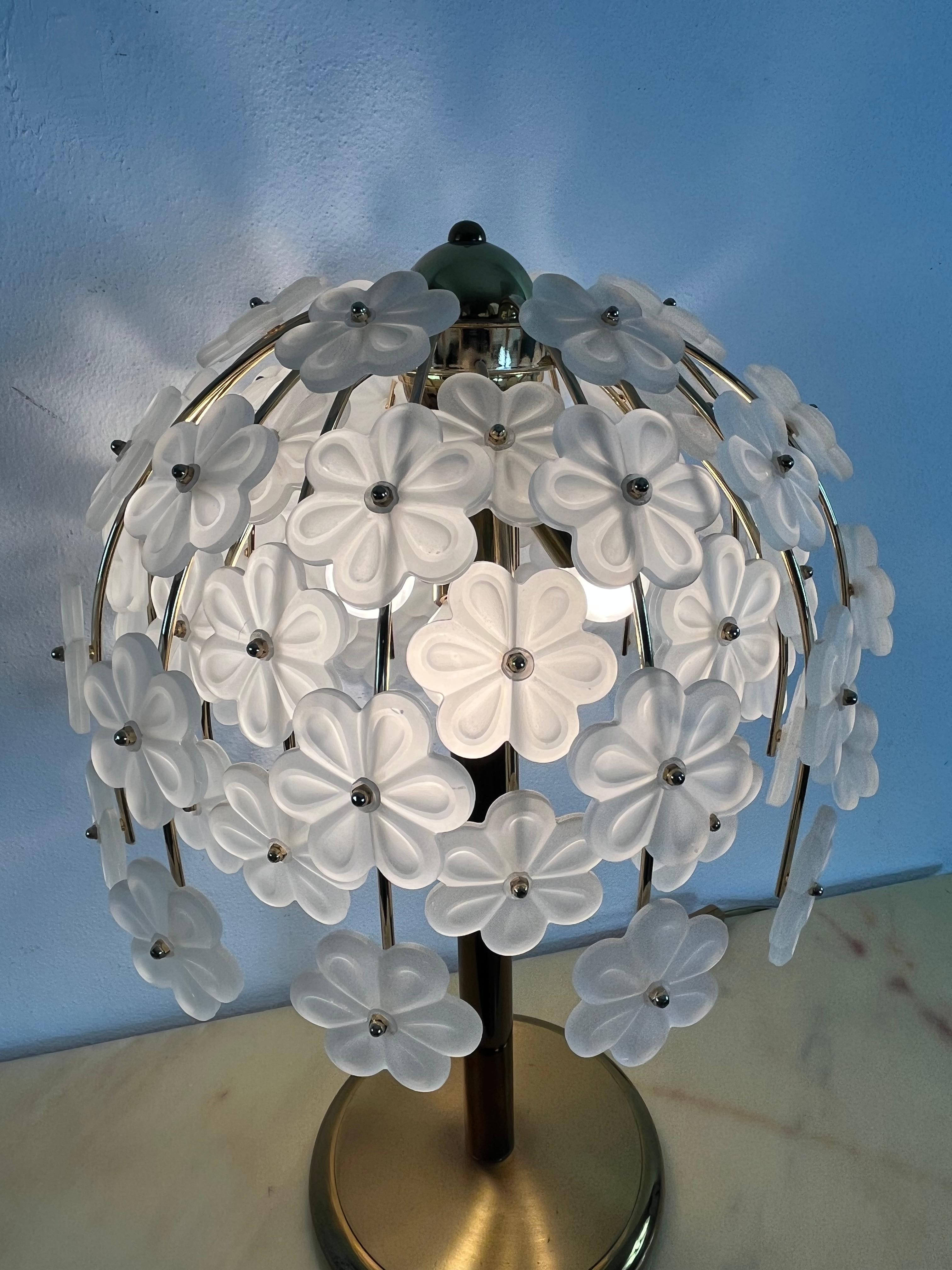Lampe de bureau à 3 lumières avec fleurs en verre de Murano opalin, années 1960, 55 cm de haut en vente 1