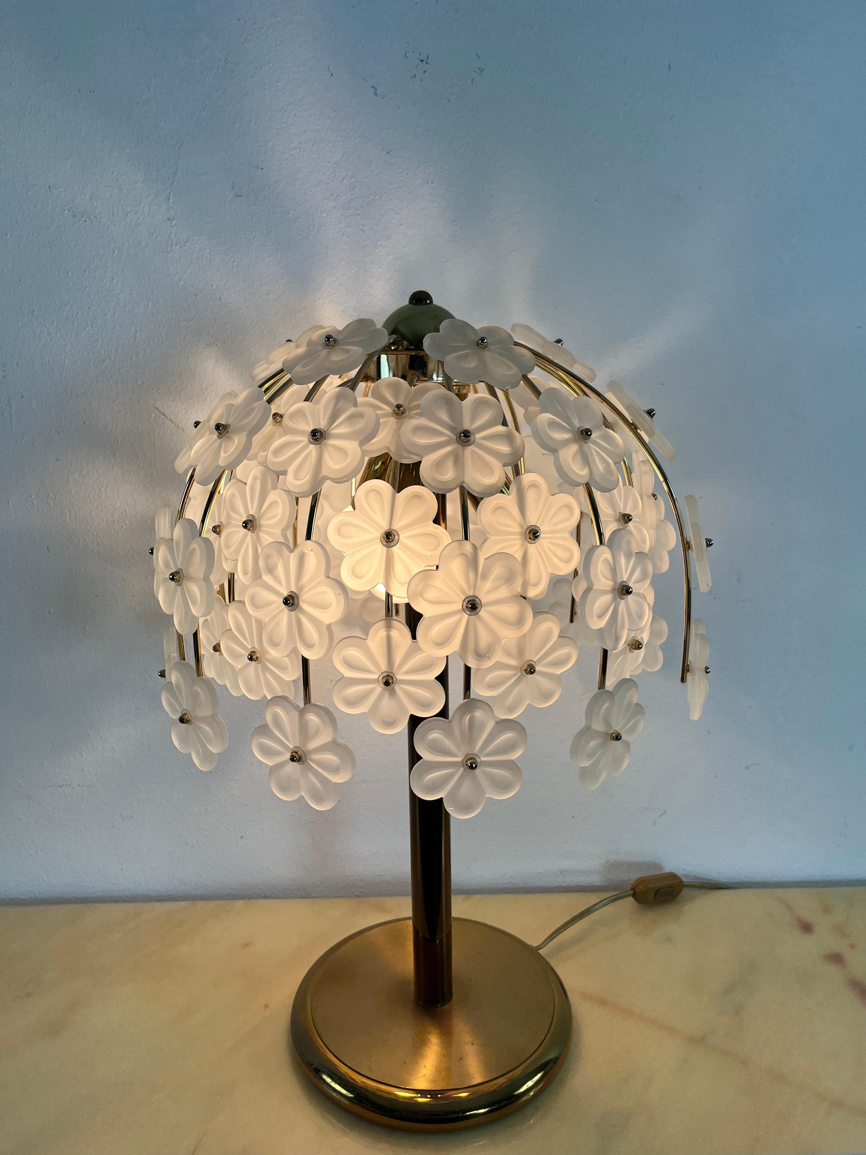 Lampe de bureau à 3 lumières avec fleurs en verre de Murano opalin, années 1960, 55 cm de haut en vente 2