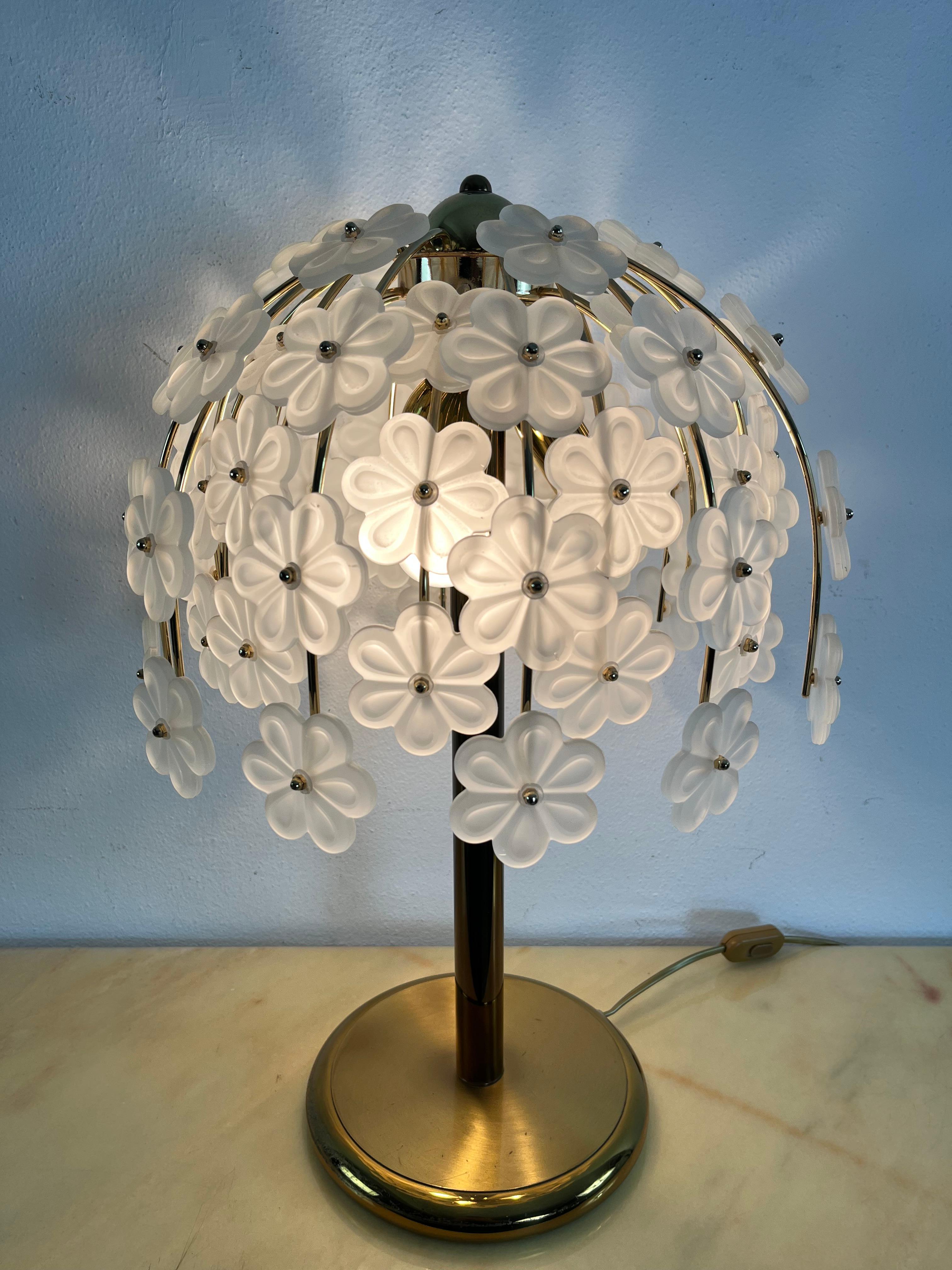 Lampe de bureau à 3 lumières avec fleurs en verre de Murano opalin, années 1960, 55 cm de haut en vente 3