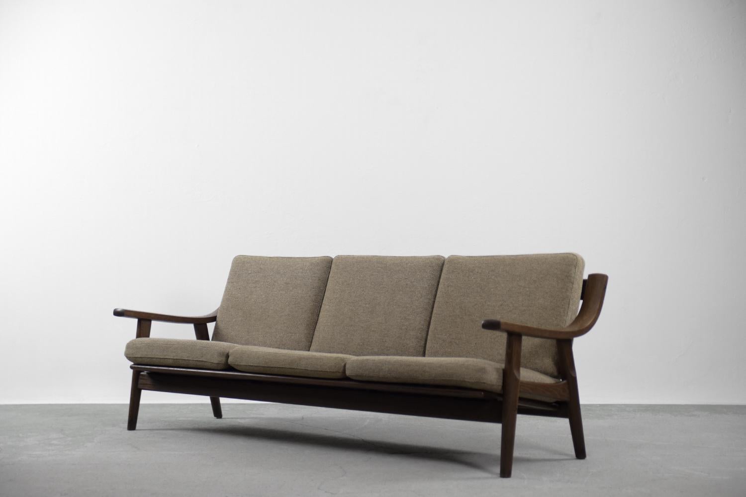 Canapé 3 places et fauteuil du milieu du siècle dernier de Hans J. Wegner pour Getama, années 1960, lot de 2 en vente 3