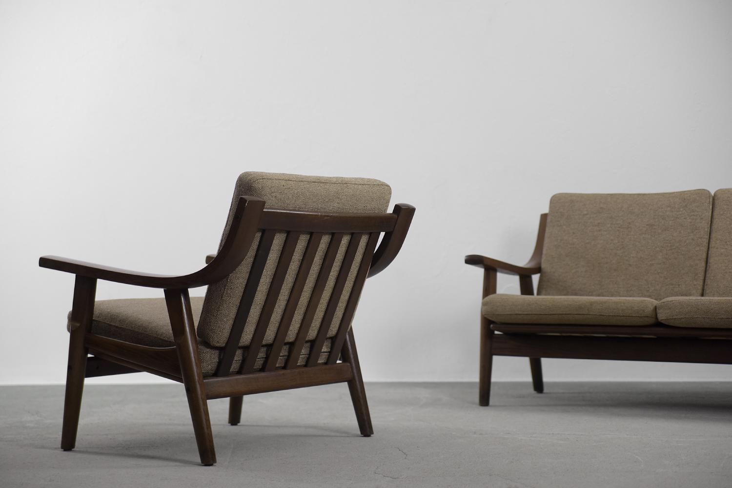 Canapé 3 places et fauteuil du milieu du siècle dernier de Hans J. Wegner pour Getama, années 1960, lot de 2 Bon état - En vente à Warszawa, Mazowieckie