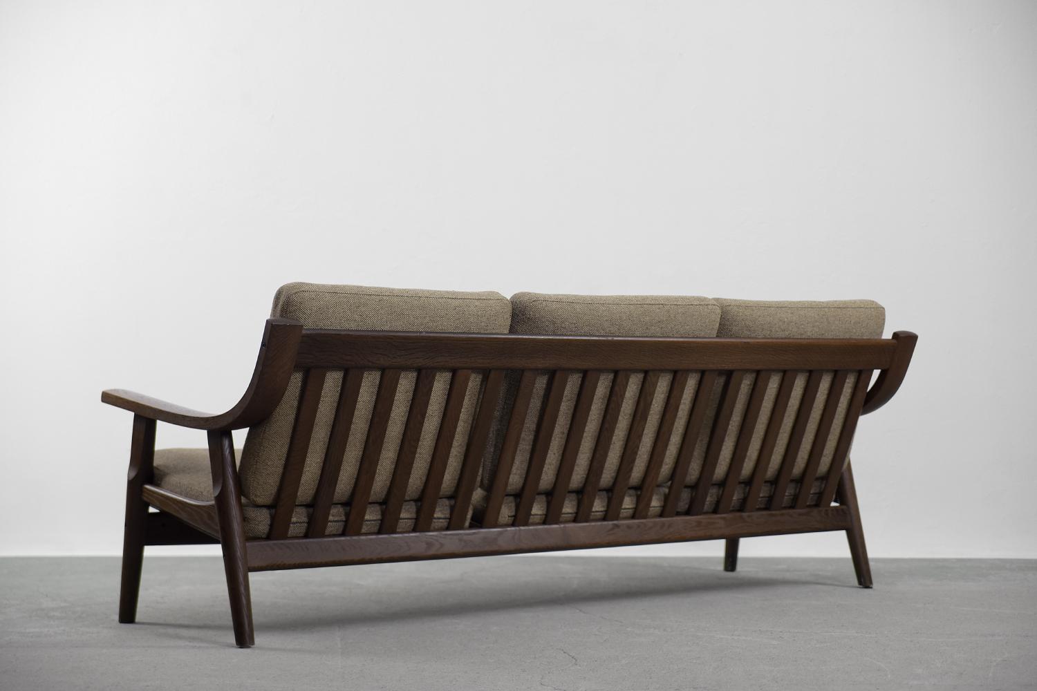 Canapé 3 places et fauteuil du milieu du siècle dernier de Hans J. Wegner pour Getama, années 1960, lot de 2 en vente 2