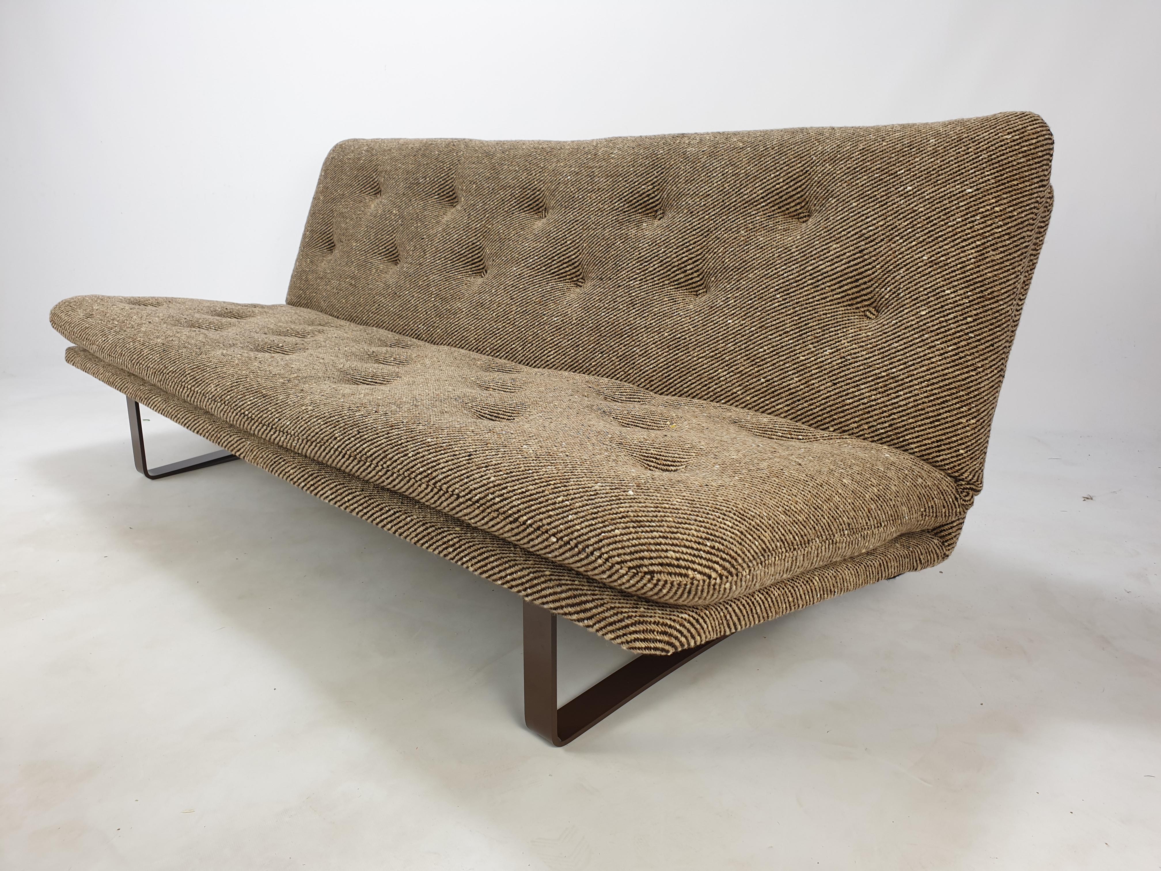 Stunning and comfortabele 3 seat sofa designed by Kho Liang Ie. Manufactured by Artifort in the 60's. 
Very solid and high quality, made with the best materials.
The sofa has just been reupholstered with fantastic original wool fabric from the