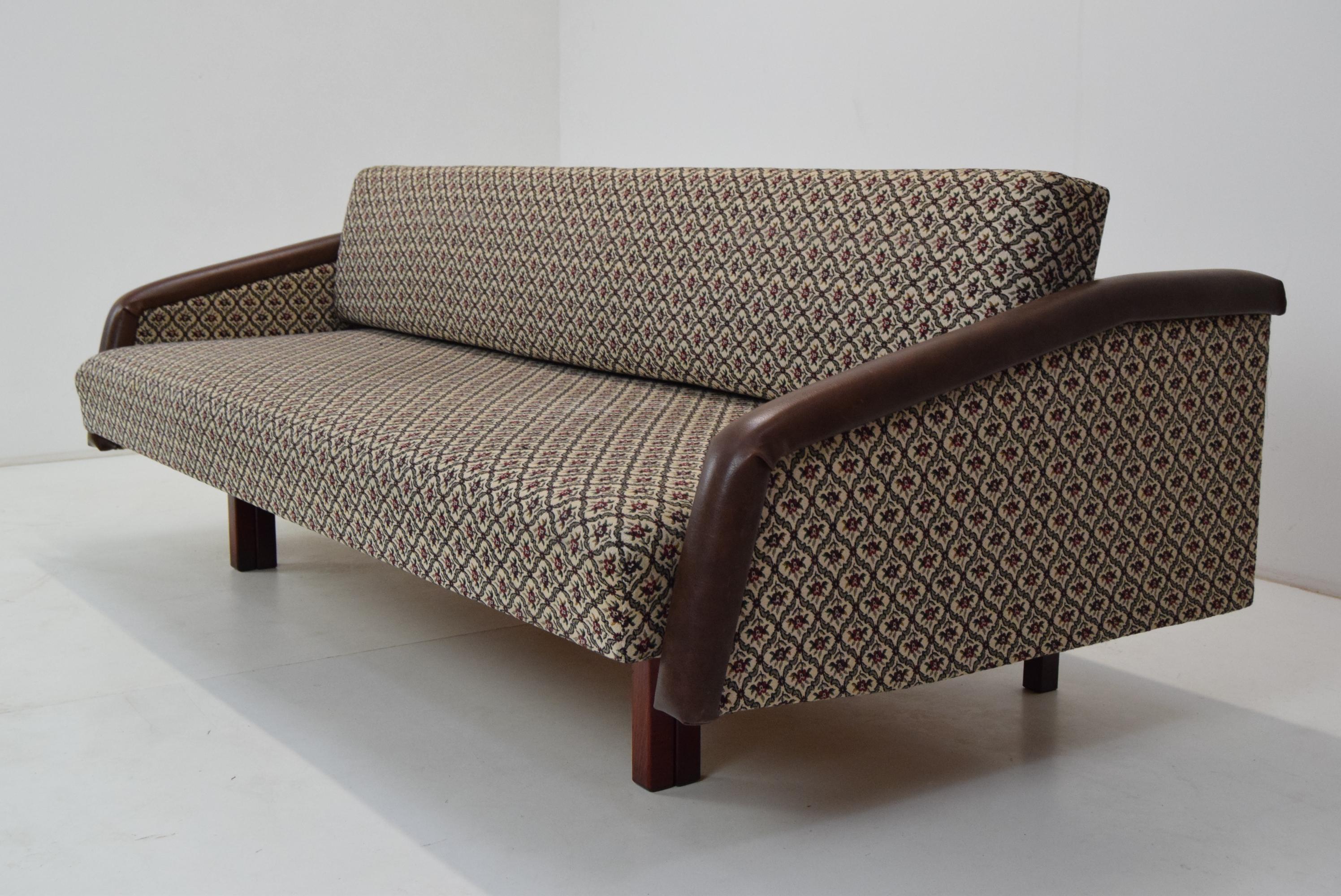 Made in Czechoslovakia
Made of fabric, wood, leatherette
Daybed :Height- 87
 :Depth-136
Original condition.
