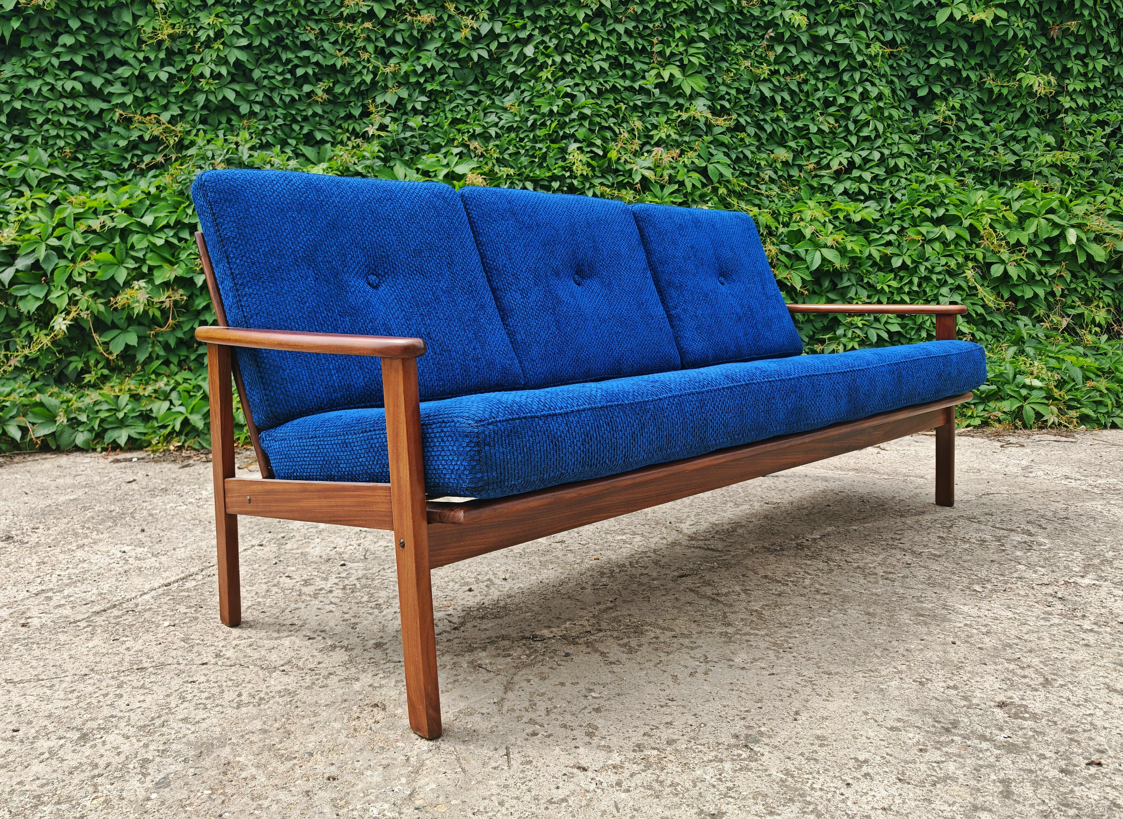 Vous trouverez dans cette annonce un magnifique canapé 3 places en teck de style moderne du milieu du siècle. Véritable classique du By Design Modern du milieu du siècle, le design du canapé est attr. à Arne Vodder. Fabriqué au Danemark dans les