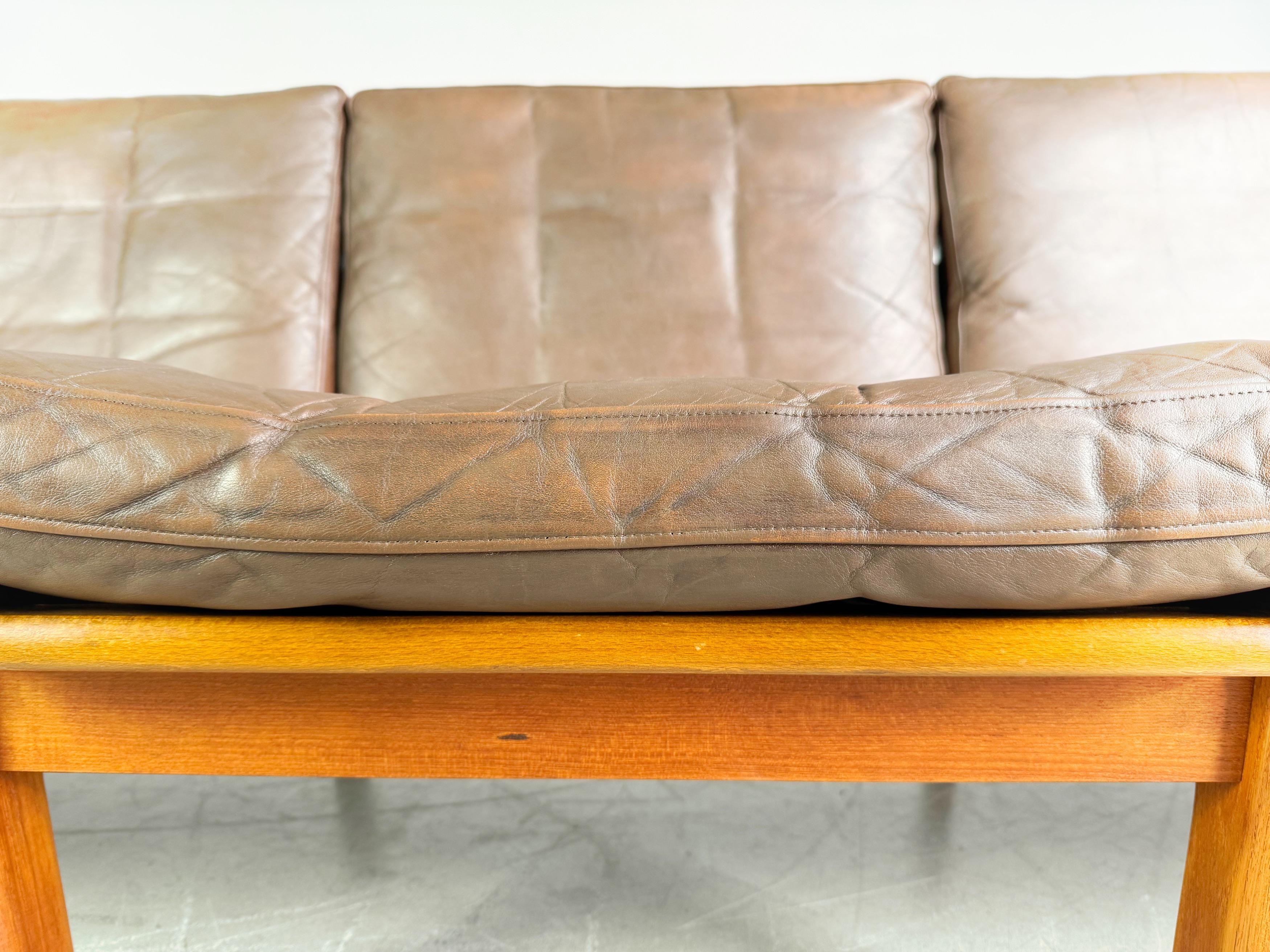 Divano a 3 posti di metà secolo Niels Eilersen Illum Wikkelsø Couch Teak in vendita 3