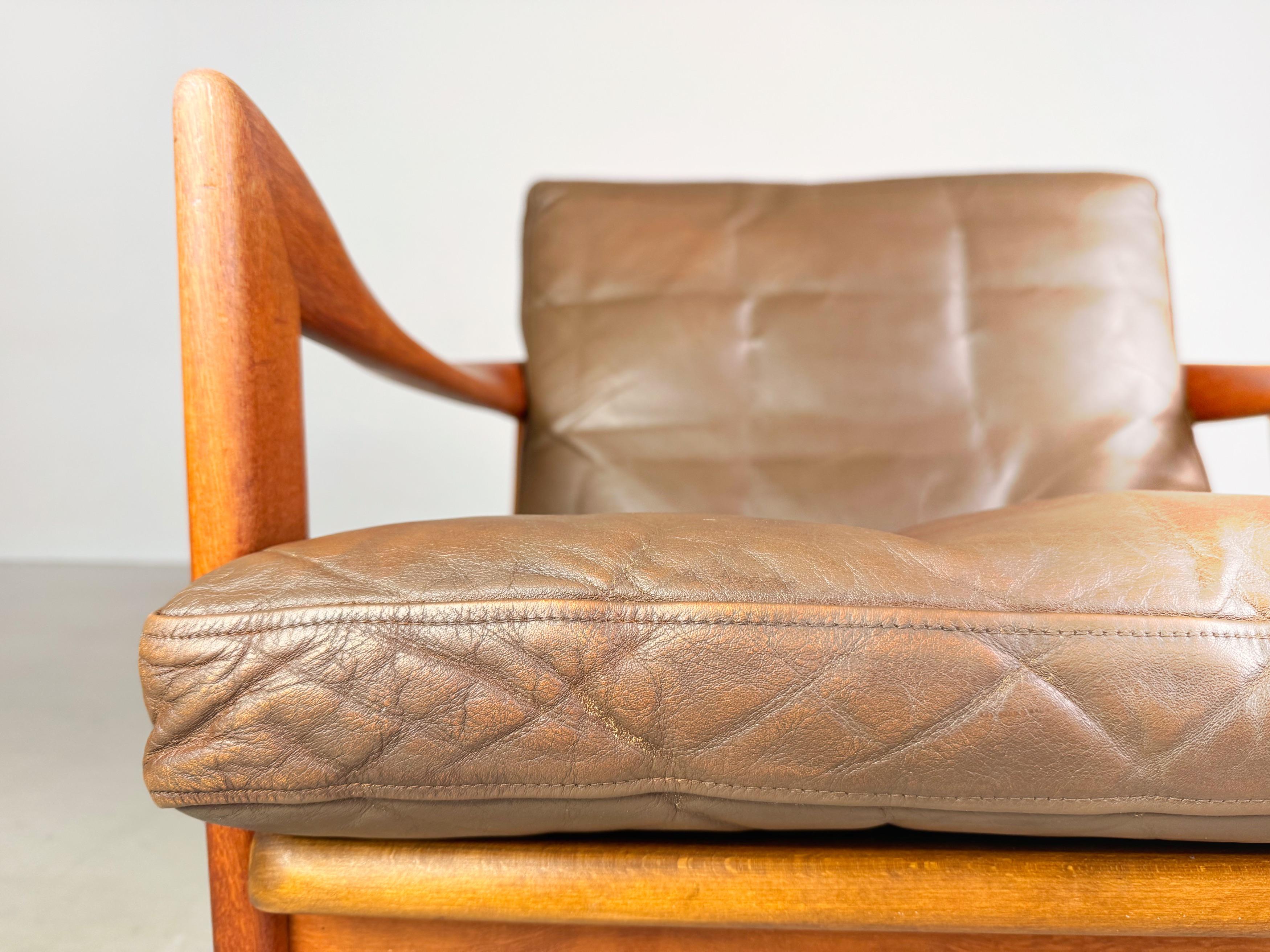 Mettiamo in vendita un bellissimo divano a 3 posti di Niels Eilersen degli anni '60. Il design è di Illum Wikkelsø e combina l'eleganza scandinava con una funzionalità senza tempo. La tappezzeria è in buone condizioni, non usurata, mentre i