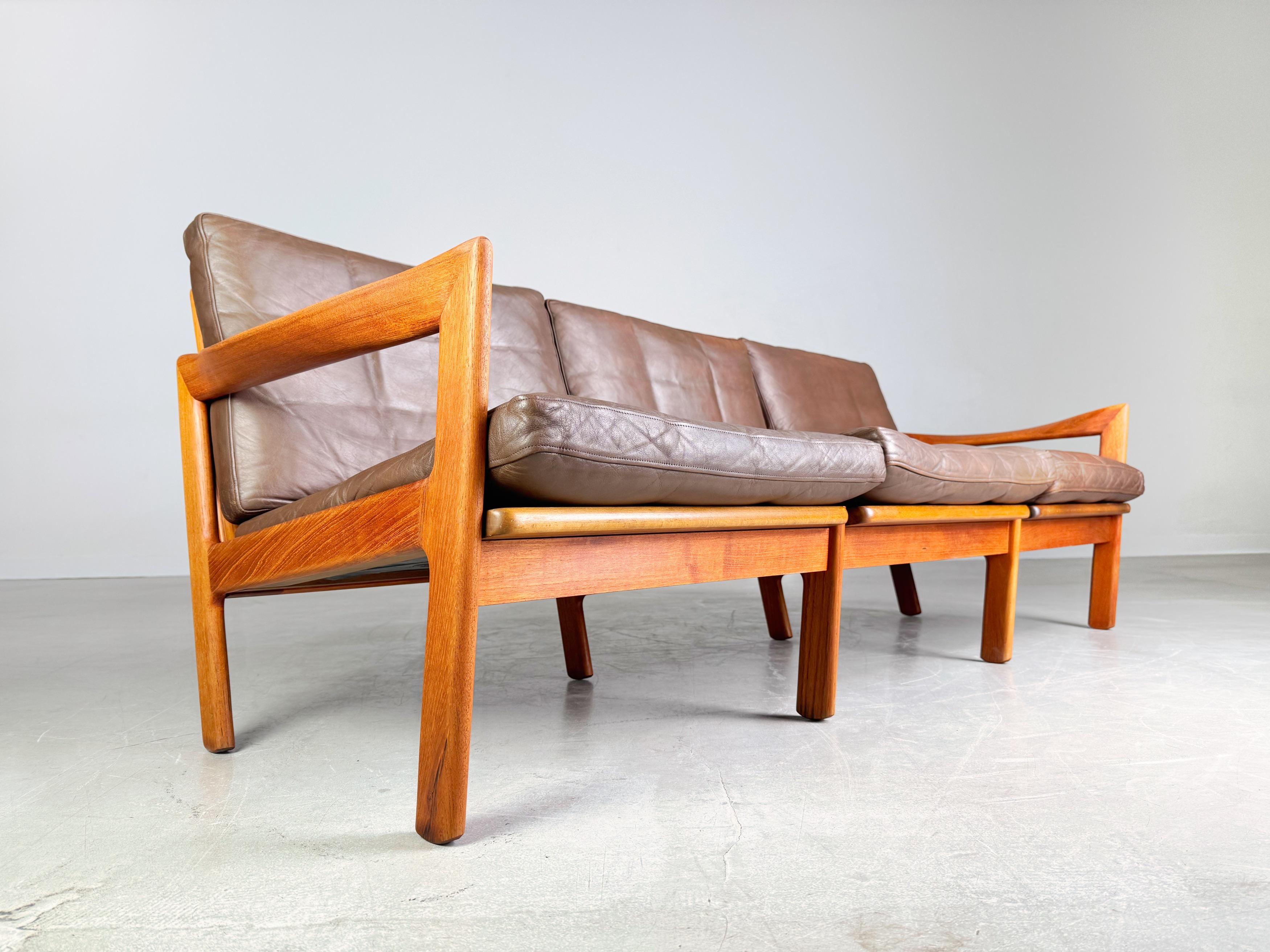 Mid-Century moderno Divano a 3 posti di metà secolo Niels Eilersen Illum Wikkelsø Couch Teak in vendita