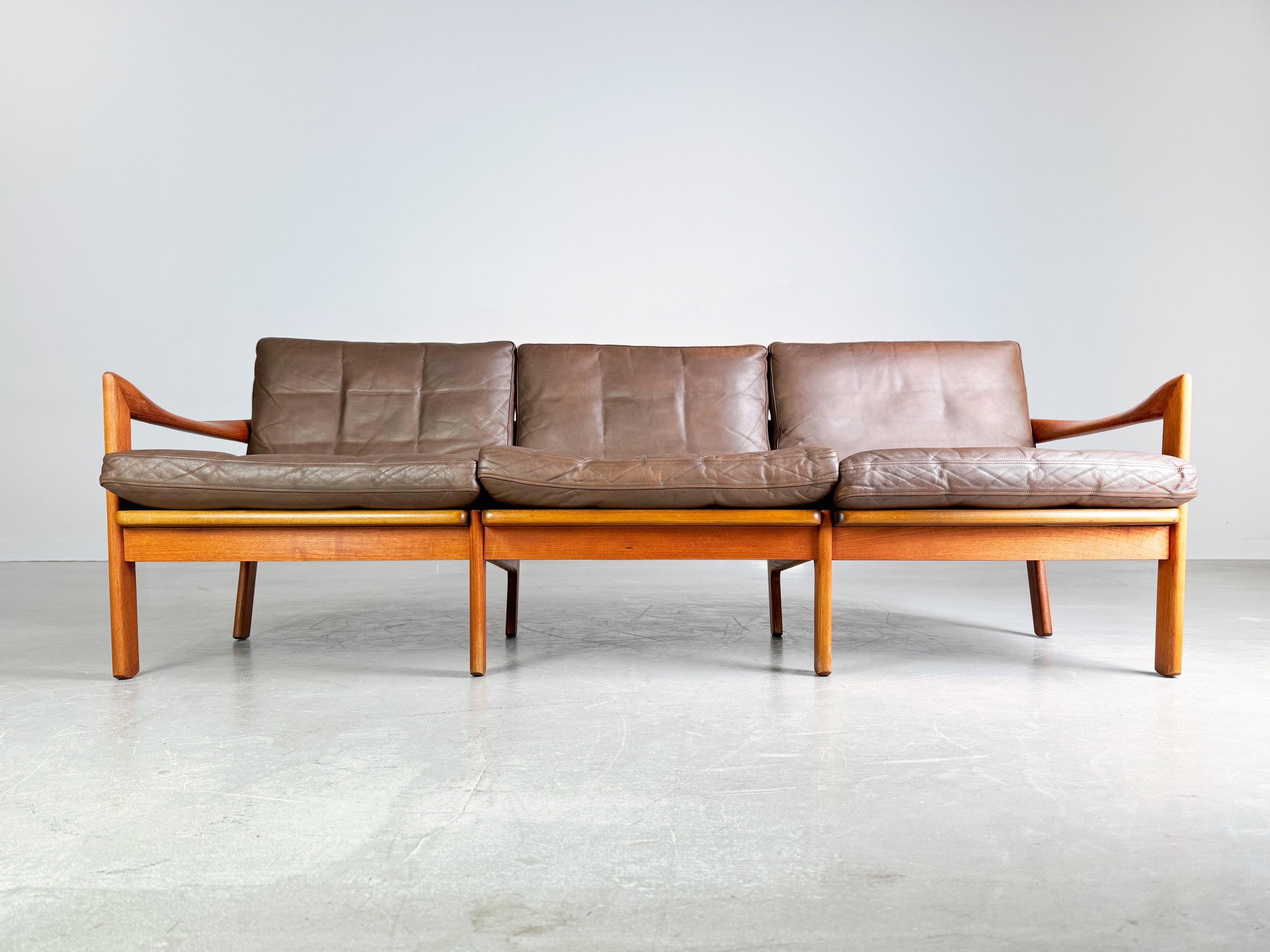 Danese Divano a 3 posti di metà secolo Niels Eilersen Illum Wikkelsø Couch Teak in vendita
