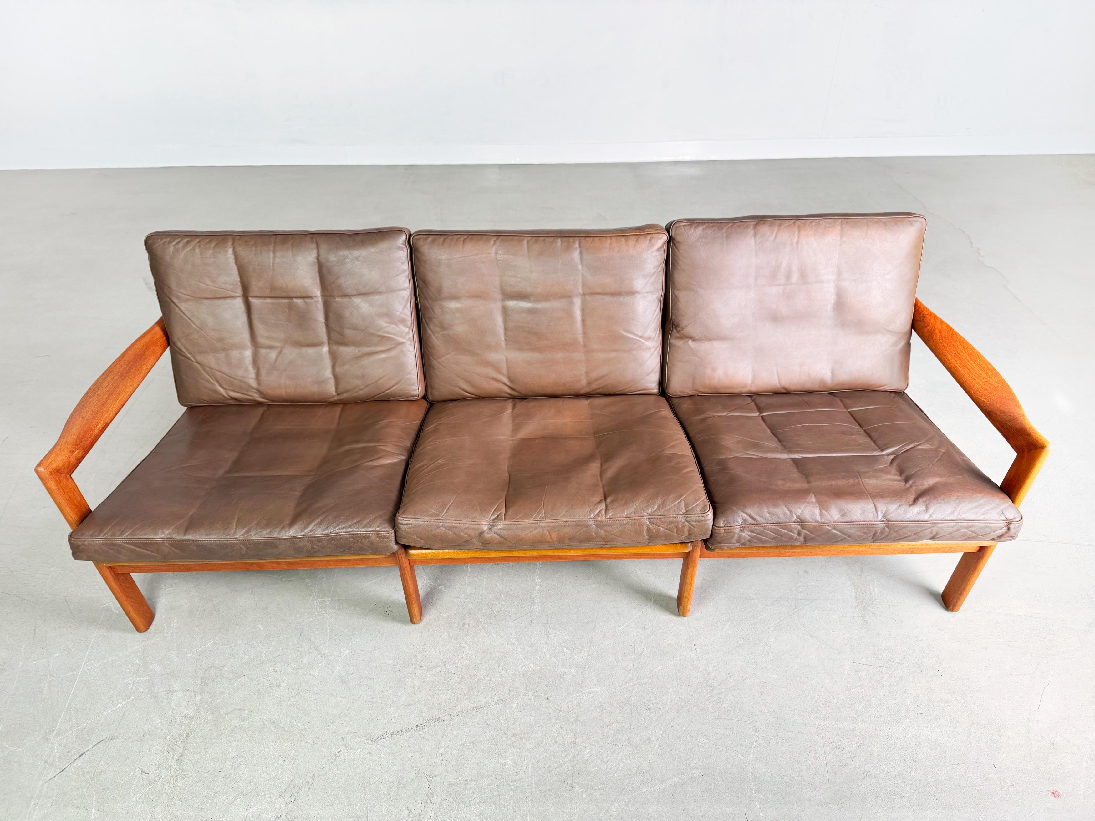 Divano a 3 posti di metà secolo Niels Eilersen Illum Wikkelsø Couch Teak In condizioni buone in vendita a Berlin, DE