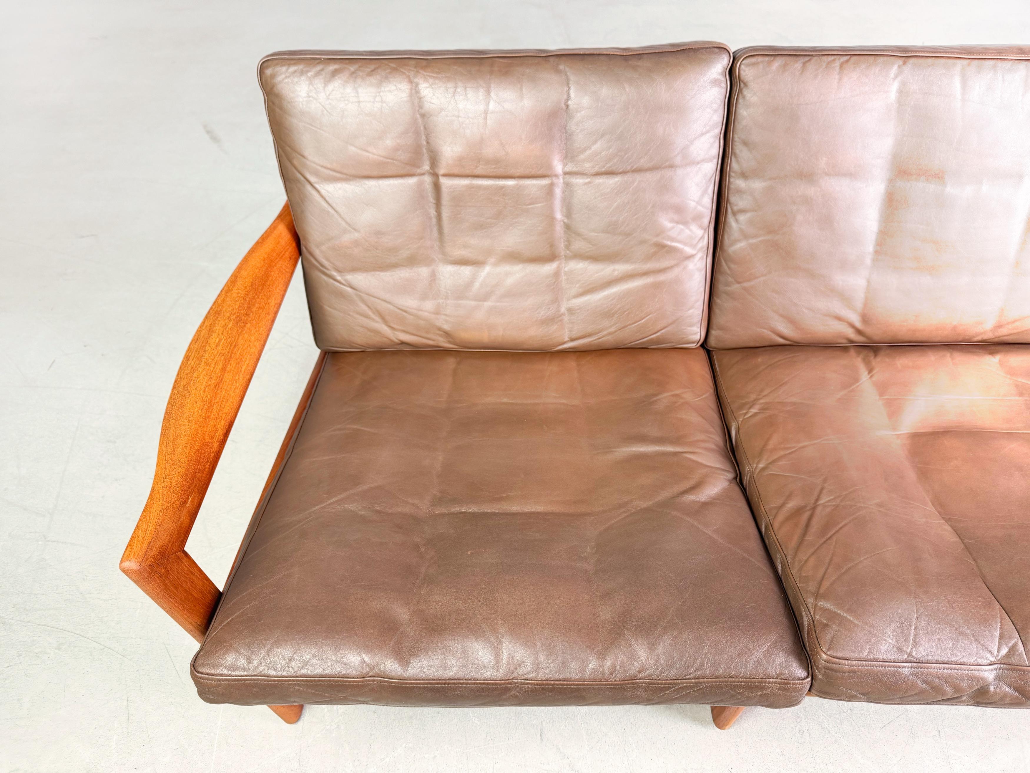 Metà XX secolo Divano a 3 posti di metà secolo Niels Eilersen Illum Wikkelsø Couch Teak in vendita