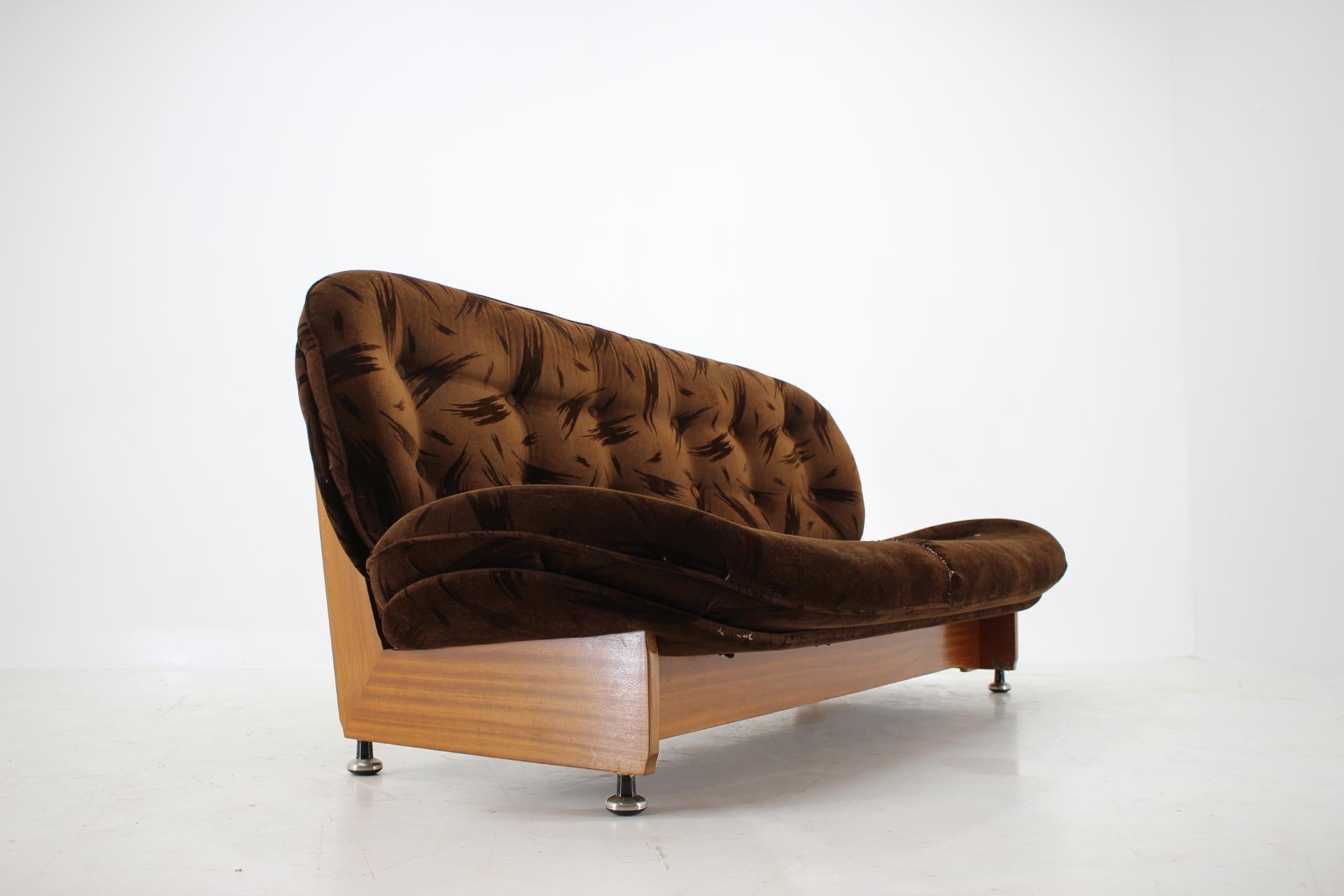 - Fabricado en Alemania
- De madera y tela
- Tapicería original
- Buen estado, original.