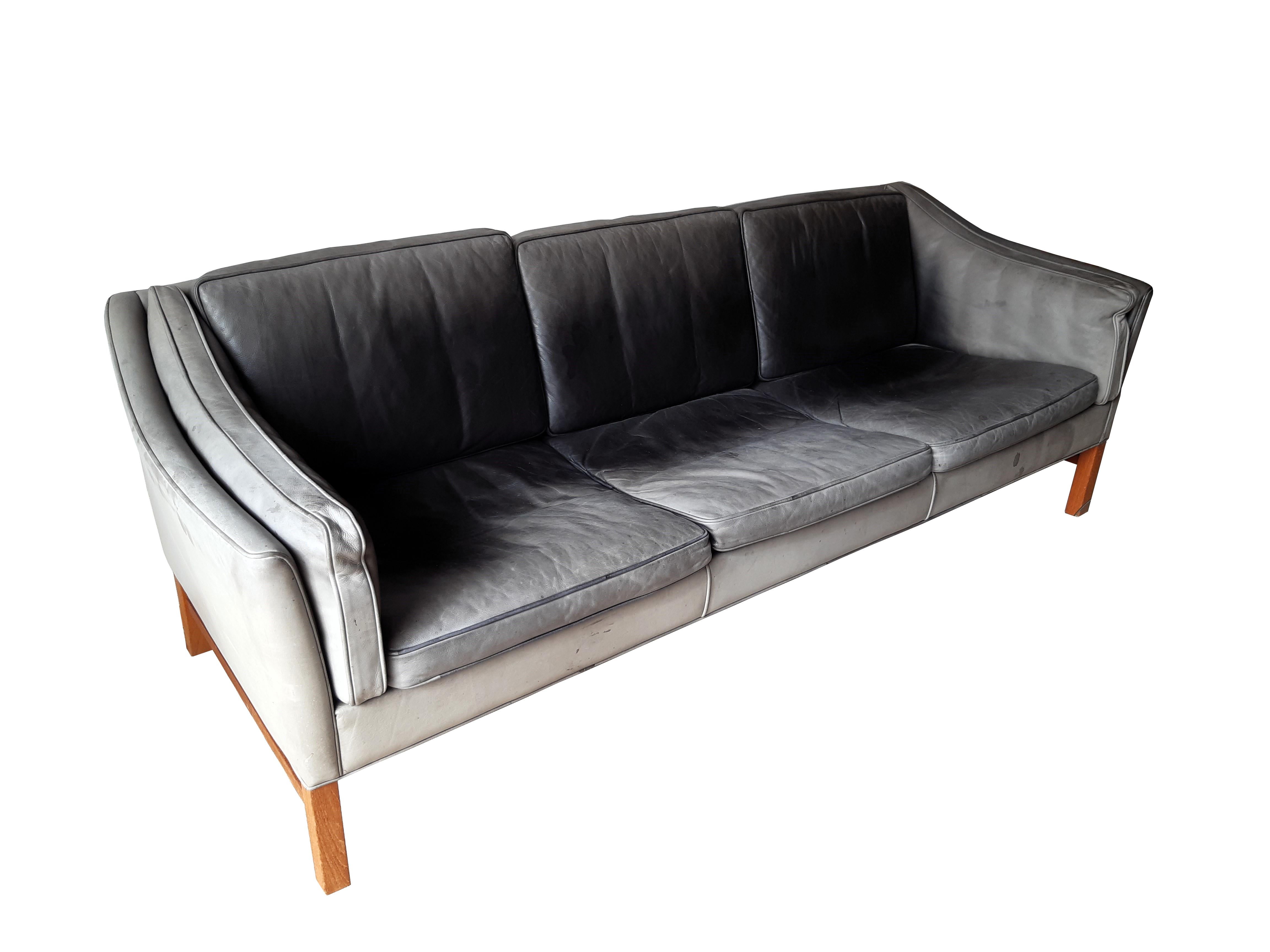 Dänische 3-Sitzer-Ledersofa der 60er Jahre von GRANT. 

Unbeschädigt, das Leder weich und geschmeidig, aber durch Lichteinwirkung ausgeblichen.  Ich empfehle eine professionelle Leder-Neueinfärbung - auch wenn das Sofa auch in diesem Zustand sehr