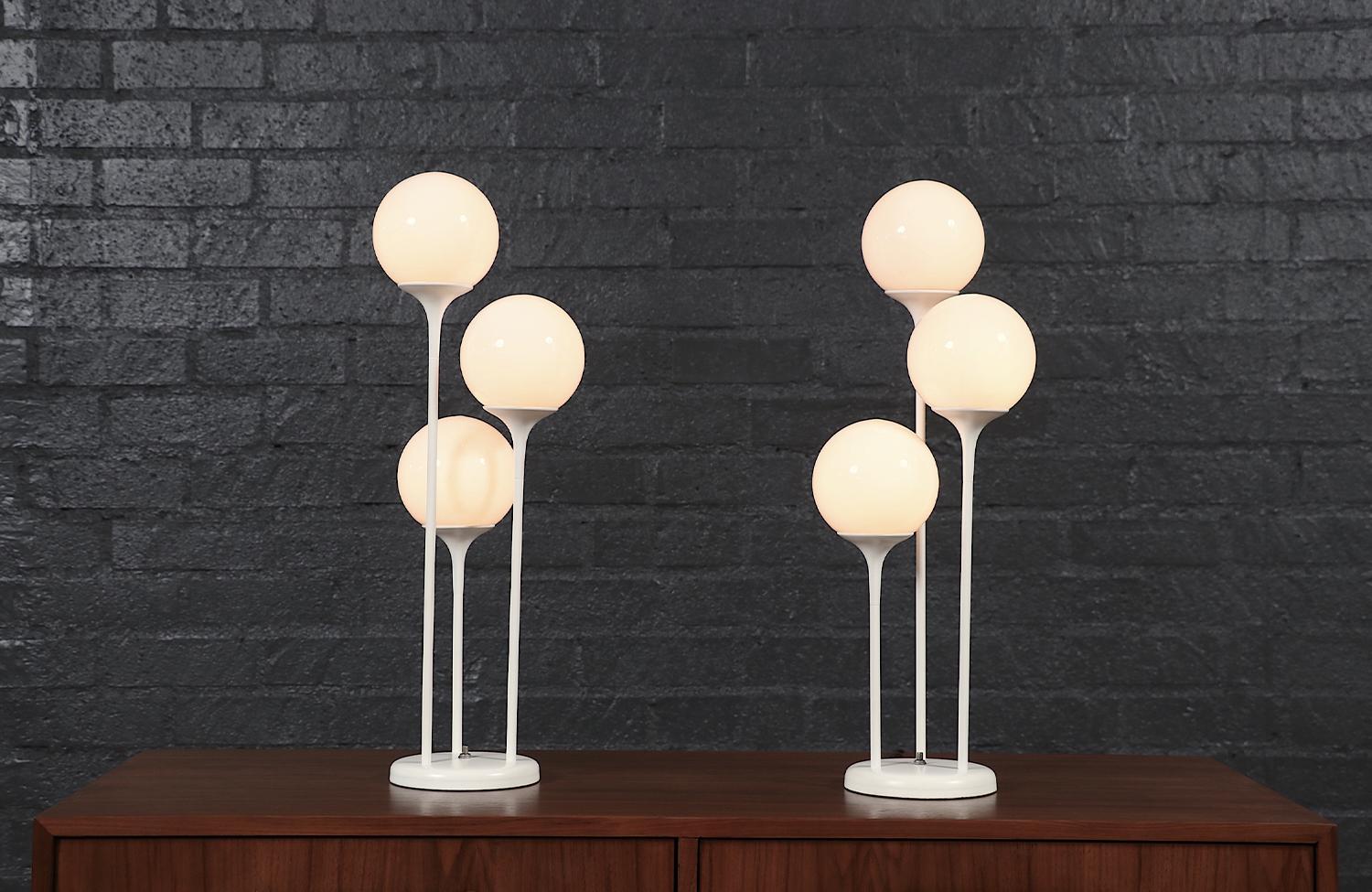 Mid-Century Modern Lampes de table orbe à 3 niveaux du milieu du siècle par Lightolier en vente