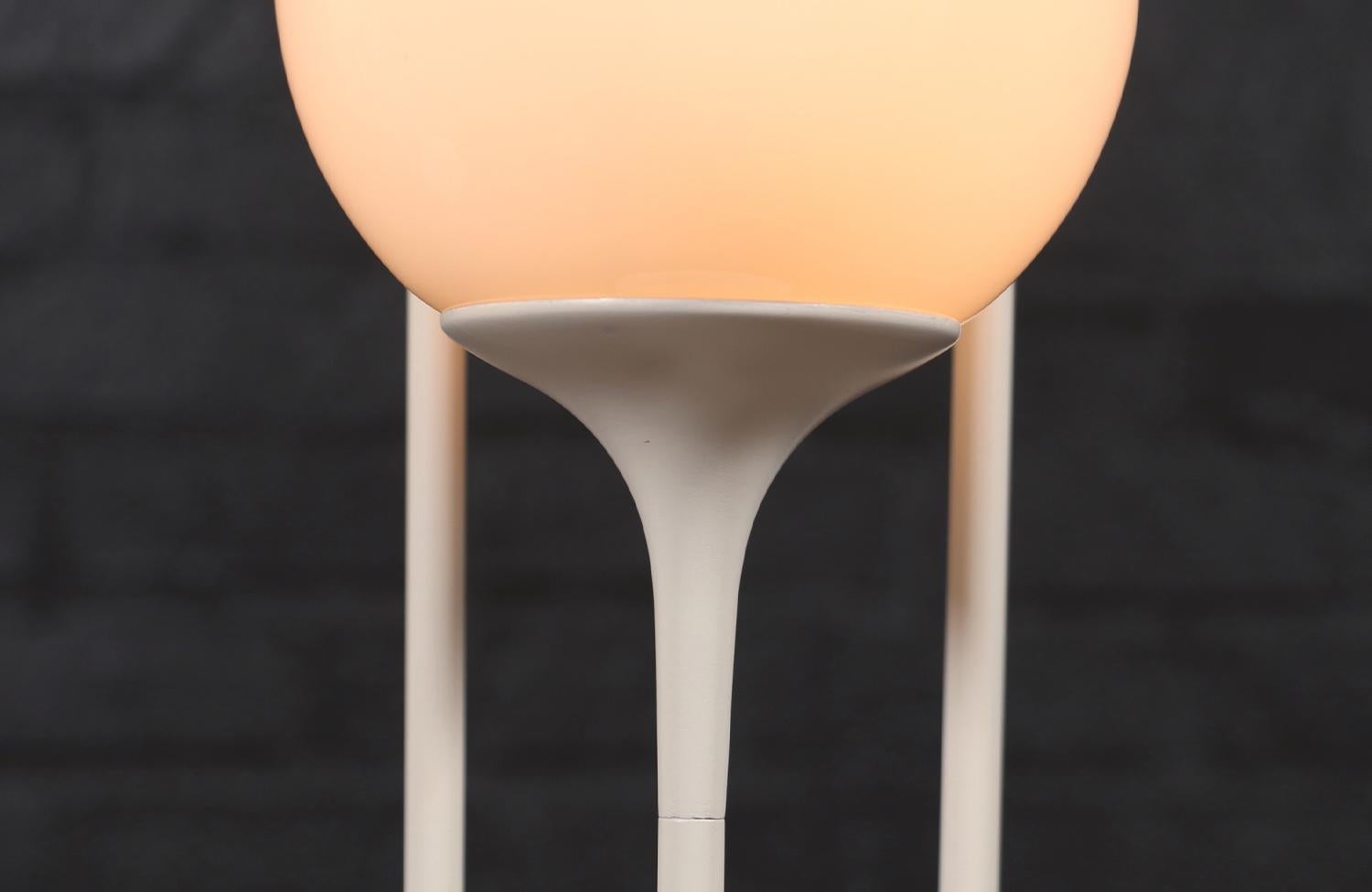 Lampes de table orbe à 3 niveaux du milieu du siècle par Lightolier en vente 1