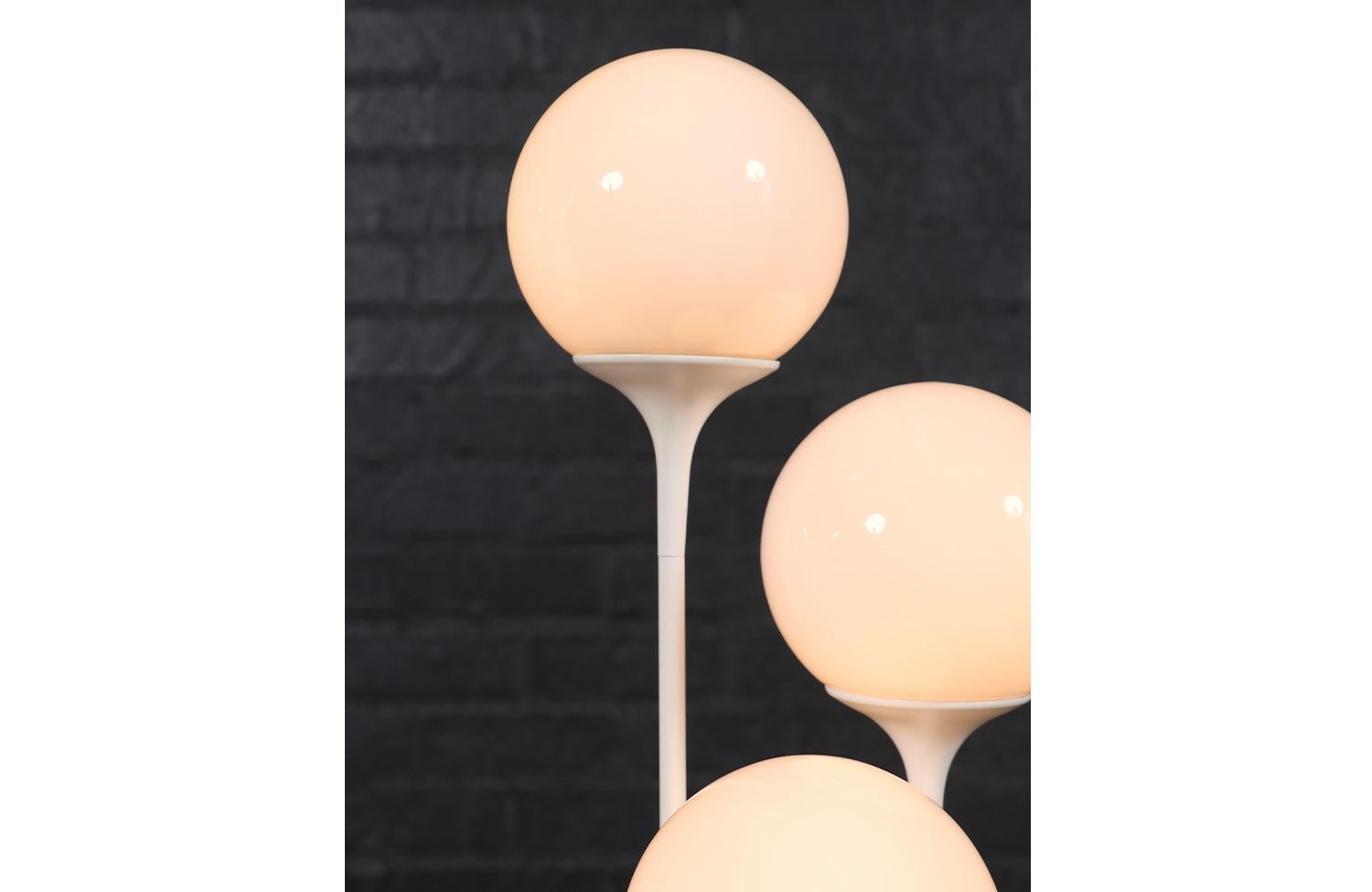 Lampes de table orbe à 3 niveaux du milieu du siècle par Lightolier en vente 2