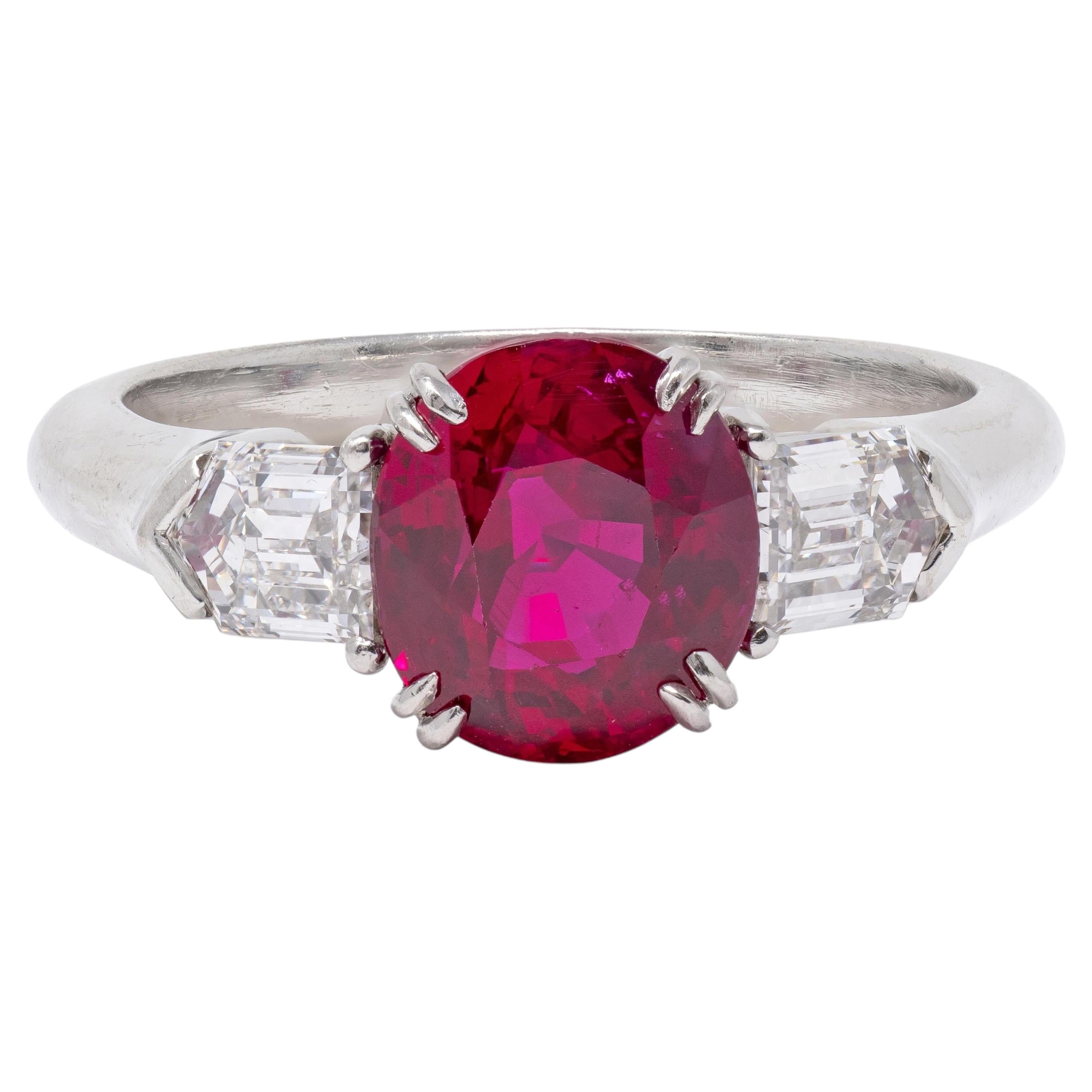 Vintage-Dreisteinring aus Platin mit einem burmesischen Rubin (3,10 CTW) und Diamanten aus der Mitte des Jahrhunderts, AGL