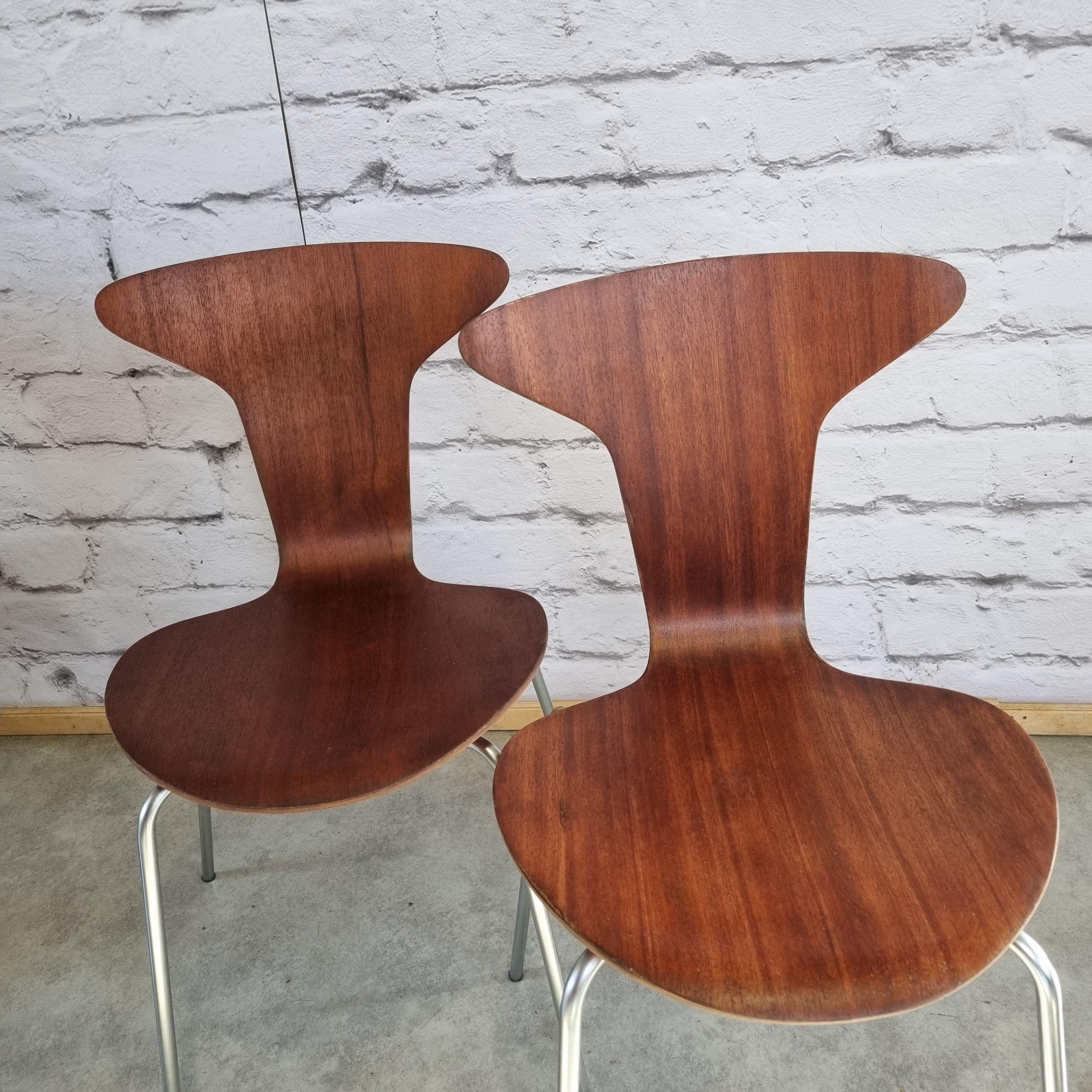 Mosquito model no. 3105, designed by arne jacobsen for Fritz Hansen, Denmark in the 1950s. Chairs are made of bent laminated plywood finished in teak veneer. Supported by sturdy chrome legs. Can be used as dining, office or side chairs. Early