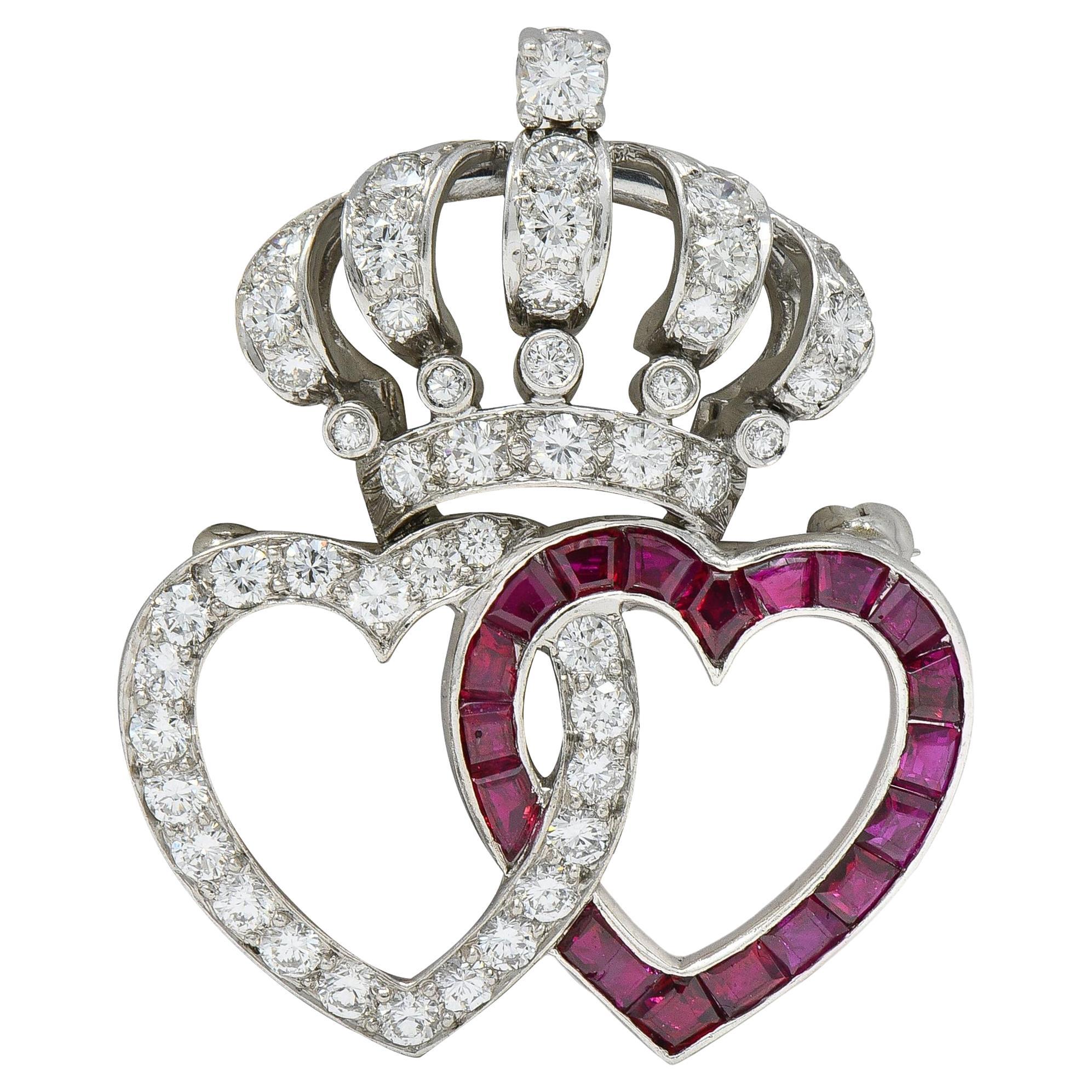 Mid-Century 3,16 CTW Diamant Rubin Platin Vintage Herz Krone Brosche im Angebot