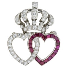Mid-Century 3.16 CTW Diamond Ruby Platinum Vintage Heart Crown Brooch (Broche couronne en forme de cœur)