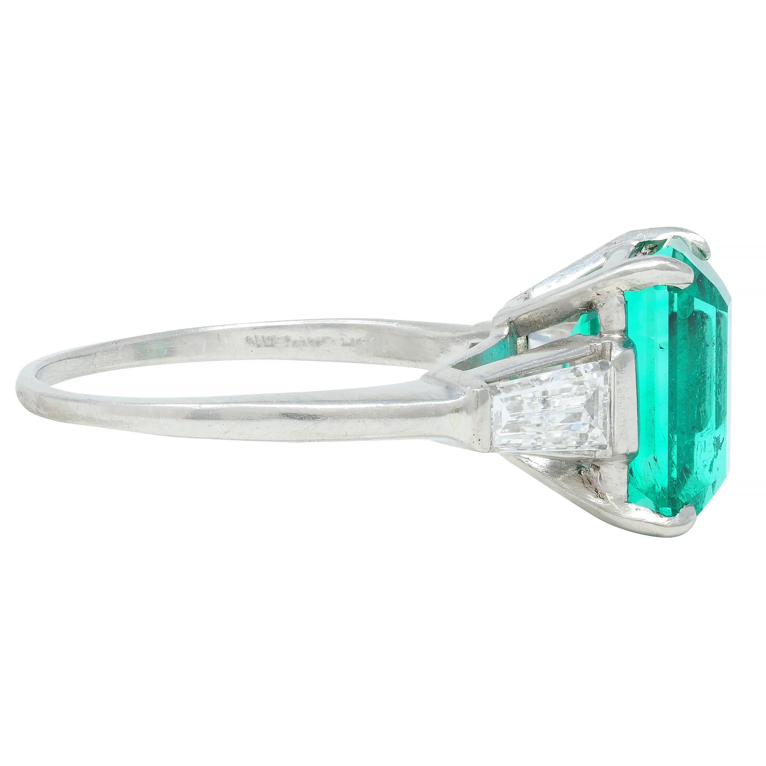 Mid-Century 3.43 Karat kolumbianischer Smaragd-Diamant-Platin-Ring mit drei Steinen im Zustand „Hervorragend“ im Angebot in Philadelphia, PA