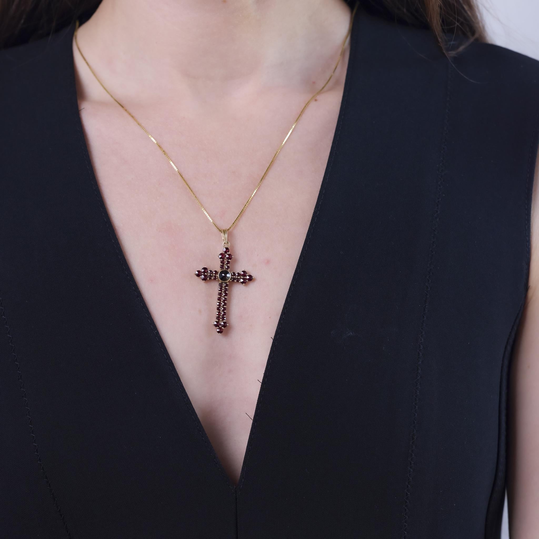 This Mid Century necklace from the 1950s features 41 double rose cut garnets totaling approximately 3.45 carats. The garnets are set in a sculptural 14k yellow gold pendant with rich vintage texture, suspended from a 12-inch Italian-marked chain.