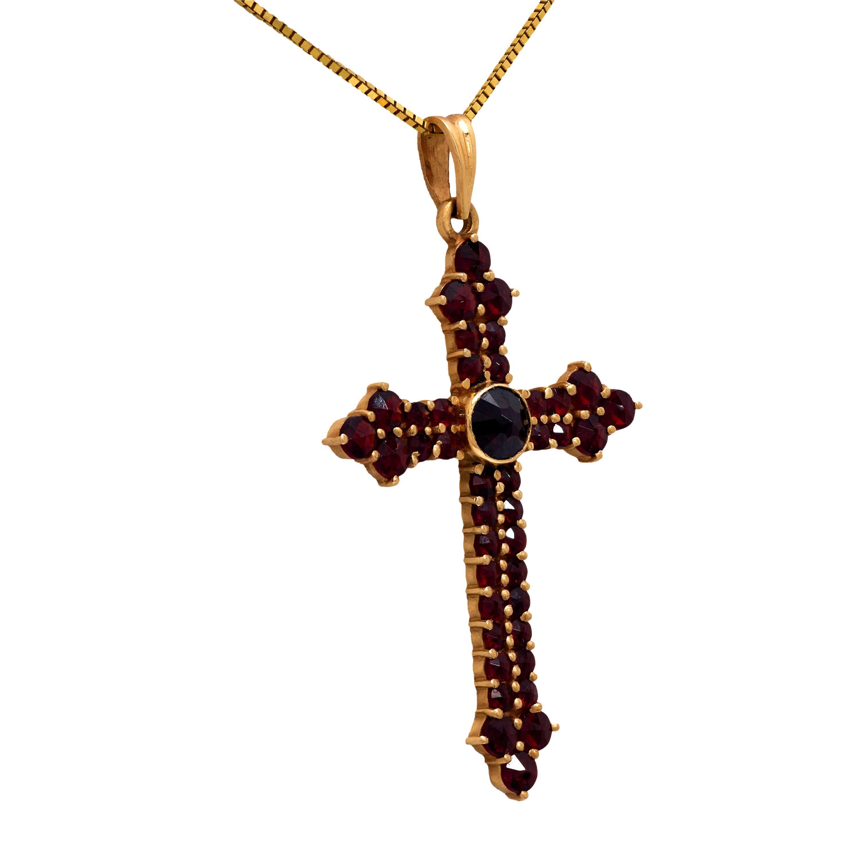 Mid Century 3.45 carat total weight garnet 14k yellow gold cross necklace Corte rosa en venta