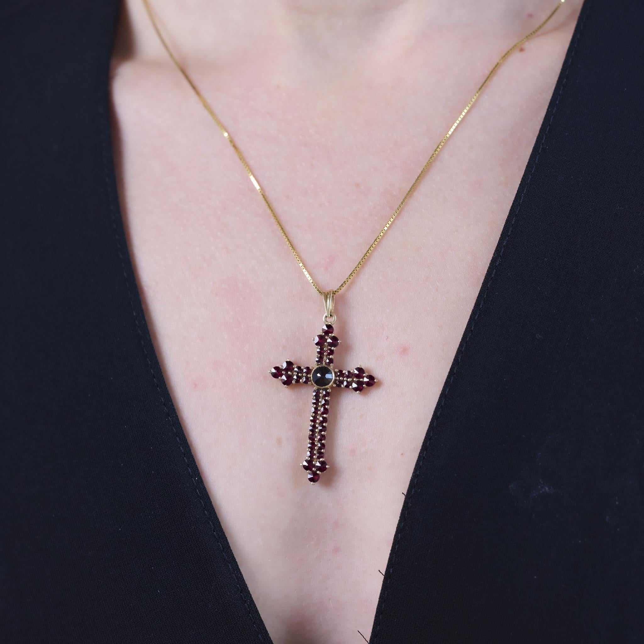 Mid Century 3.45 carat total weight garnet 14k yellow gold cross necklace en Bueno estado para la venta en Beverly Hills, CA