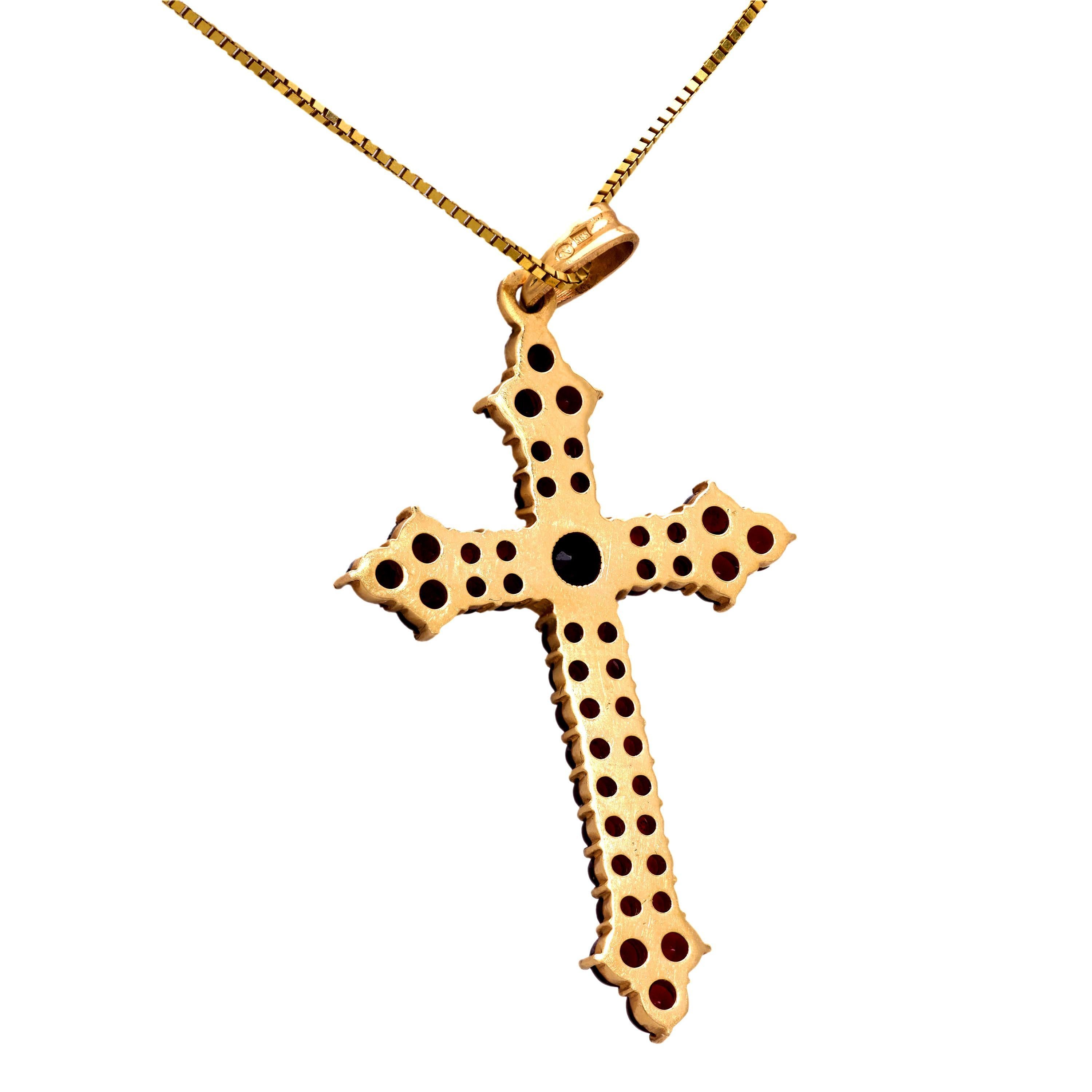 De las mujeres Mid Century 3.45 carat total weight garnet 14k yellow gold cross necklace en venta