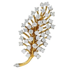 Spilla a forma di fogliame d'epoca con diamante da 3,50 CTW in platino e oro 18 carati