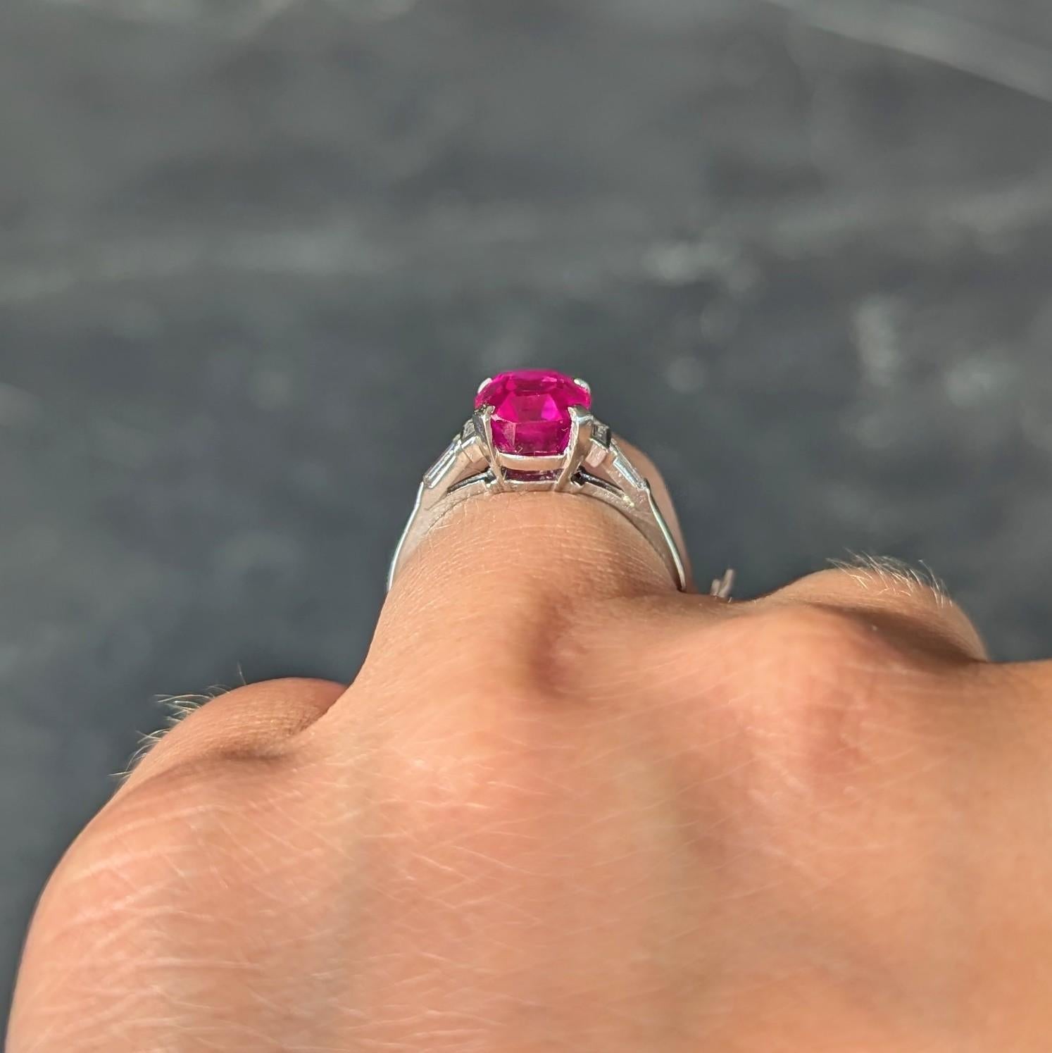 Anello a cinque pietre vintage in platino con rubino della Birmania da 3,53 CTW senza calore di metà secolo. in vendita 5