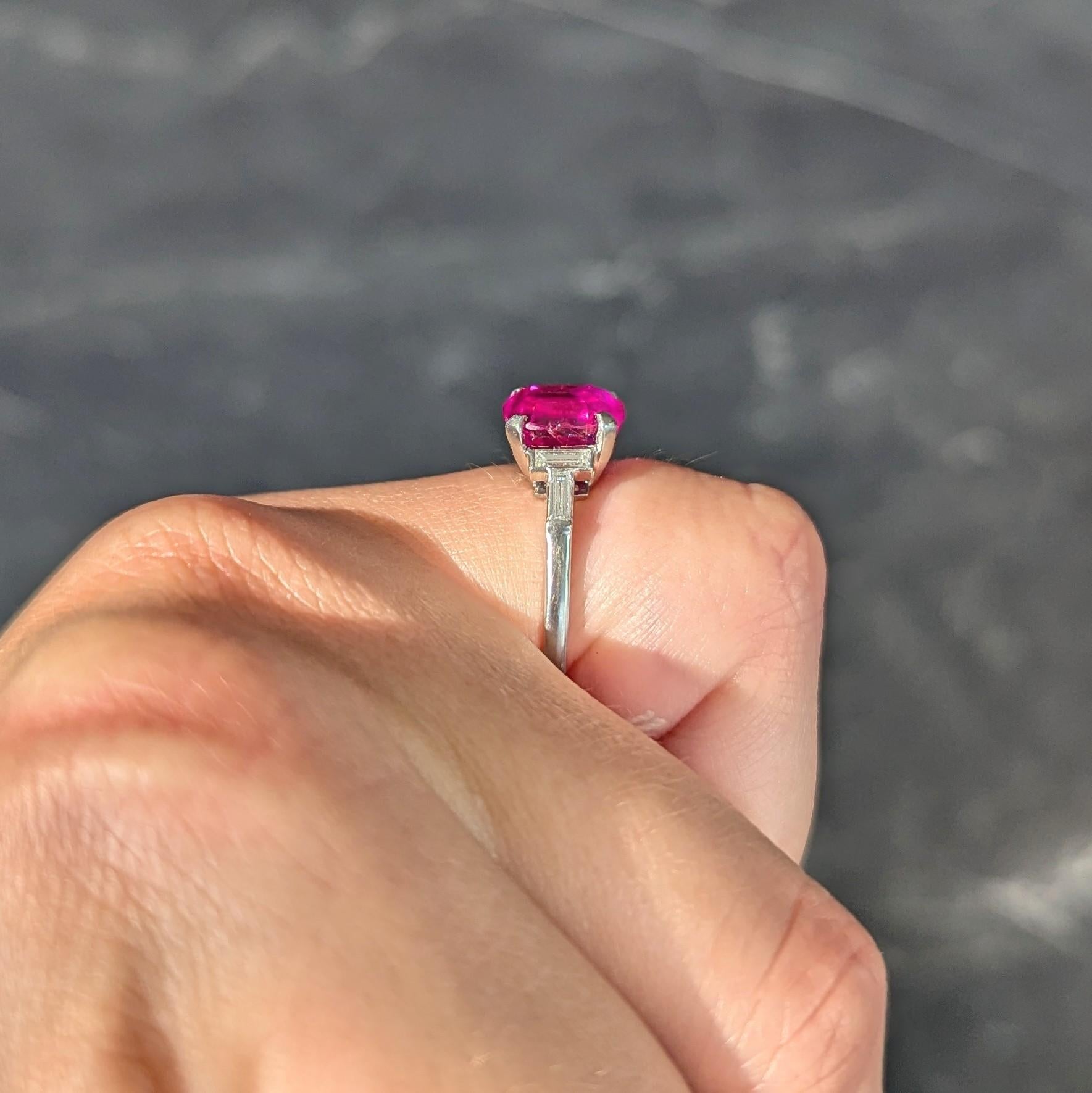 Anello a cinque pietre vintage in platino con rubino della Birmania da 3,53 CTW senza calore di metà secolo. in vendita 6