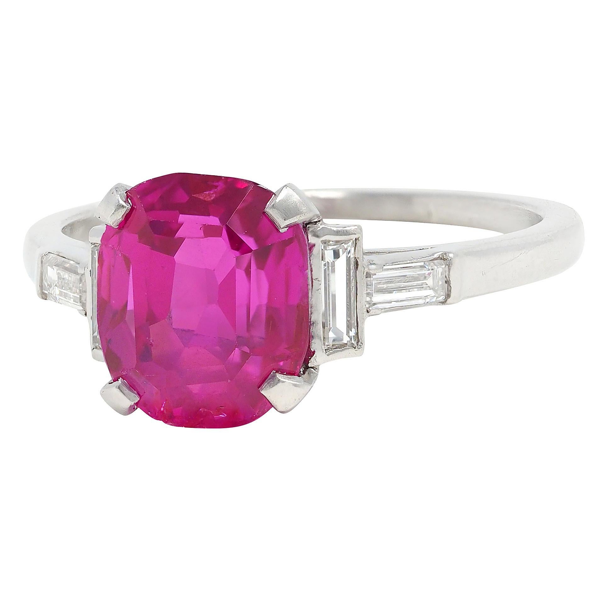 Anello a cinque pietre vintage in platino con rubino della Birmania da 3,53 CTW senza calore di metà secolo. in vendita 3