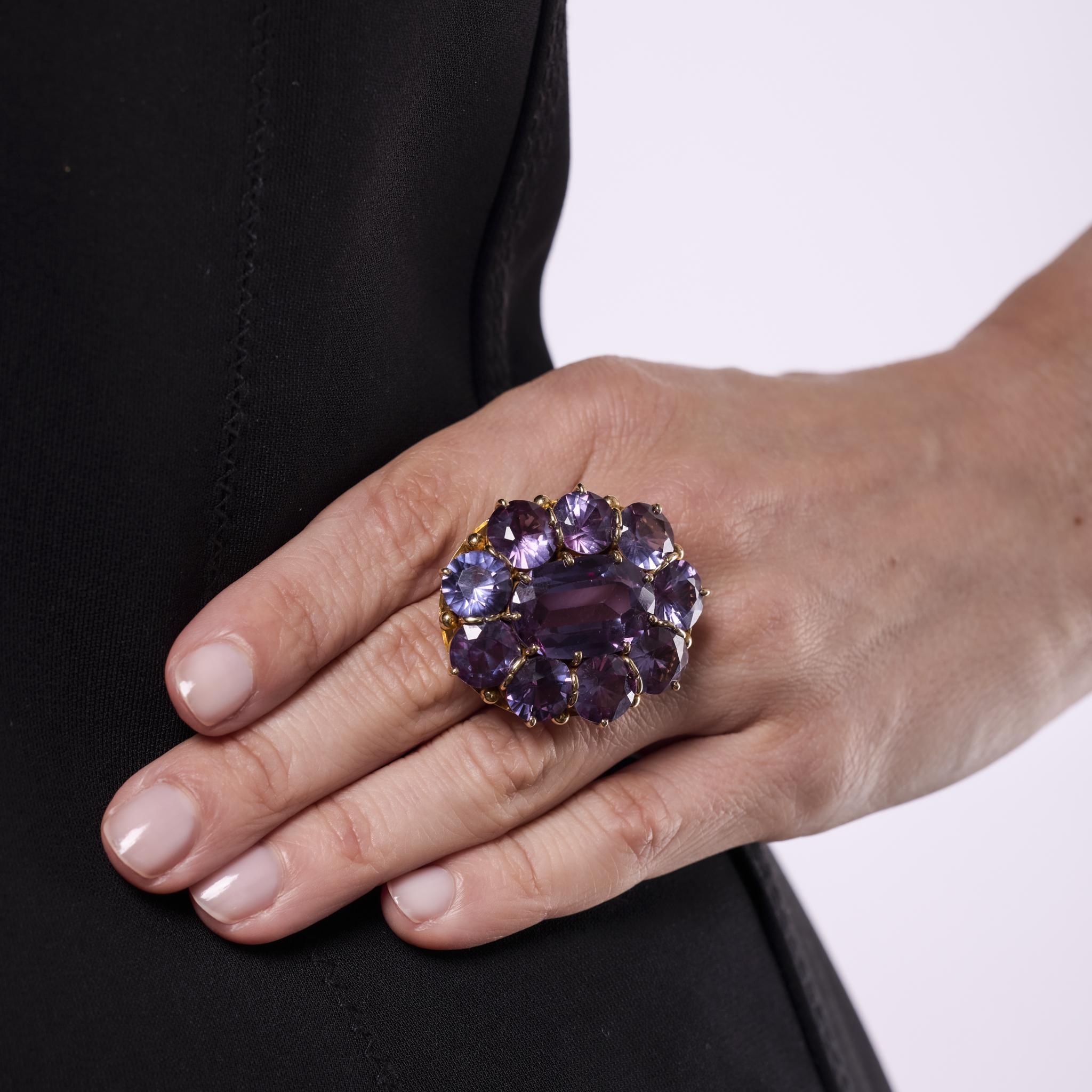 Taille ovale Bague cocktail du milieu du siècle en or jaune 14 carats avec saphir synthétique violet de 35,75 carats en vente