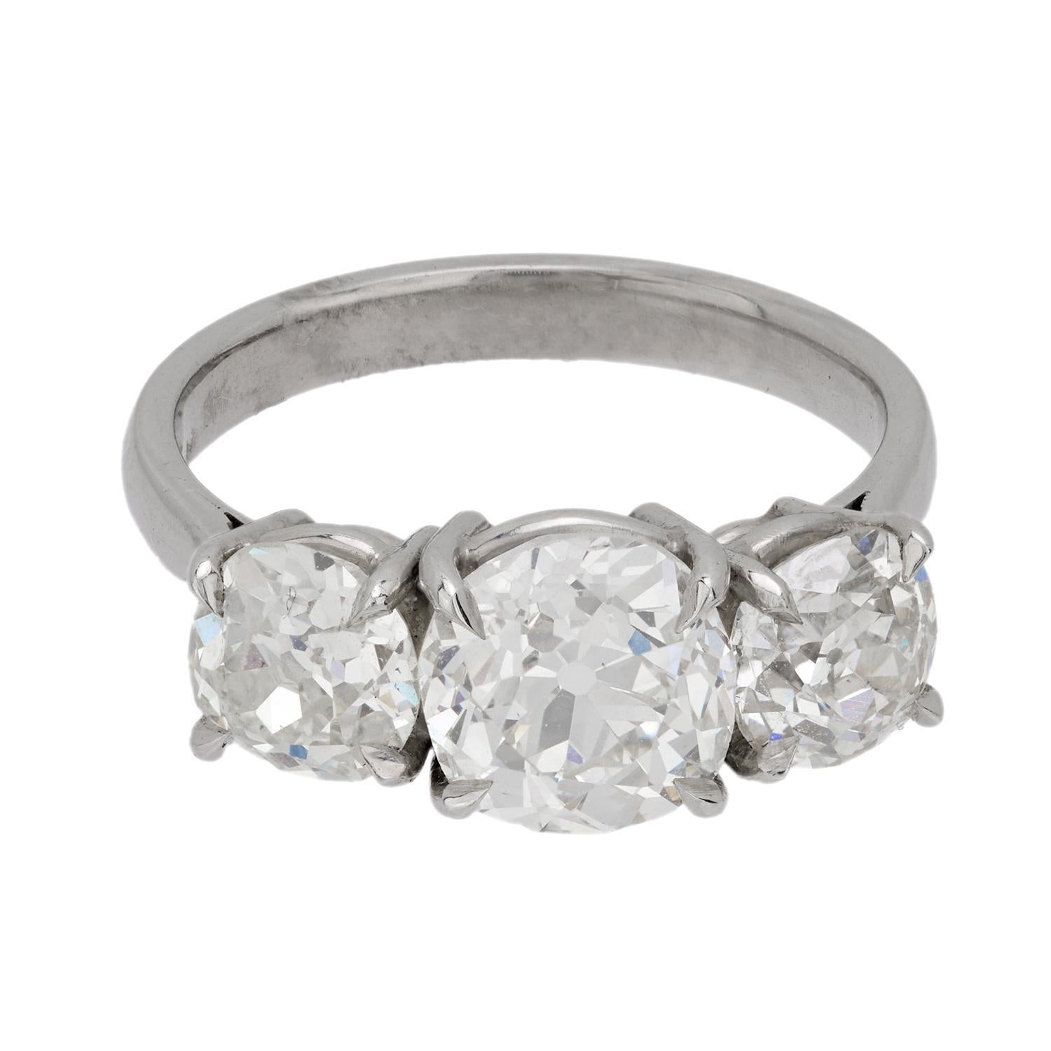 Moderne Bague à 3 pierres du milieu du siècle, poids total des diamants de 3,61 carats en vente