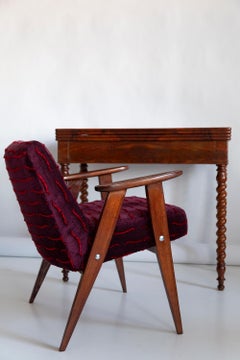 366 Sessel aus der Jahrhundertmitte, dunkelroter Samt, von Jozef Chierowski, Europa, 1960er Jahre